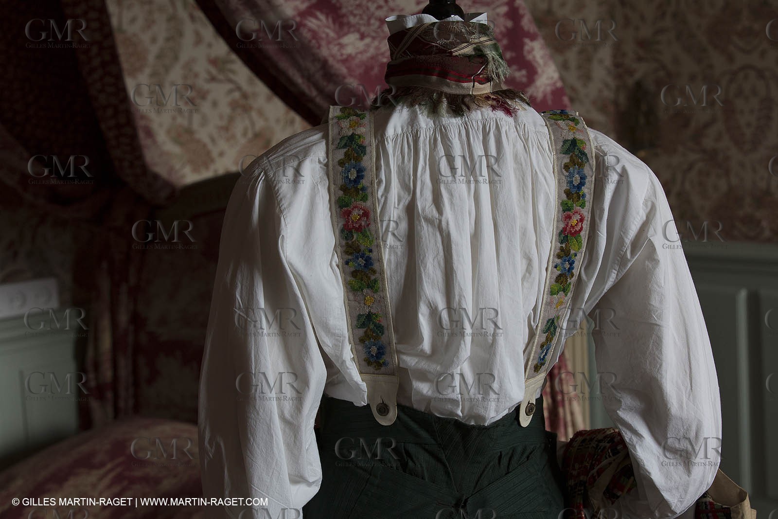 31 10 2013 - Ansouis (FRA,84) - Chateau d'Ansouis - Costumes de l'exposition Habits d'hommes