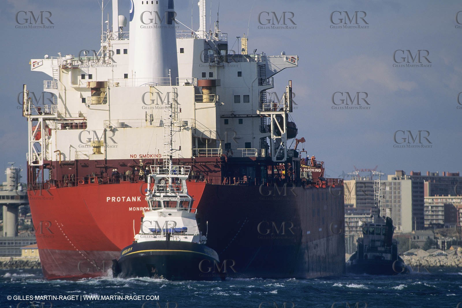 Monde maritime, opérations porturaires, ports, manoeuvres, marine world, harbour operations, maritime shipping,