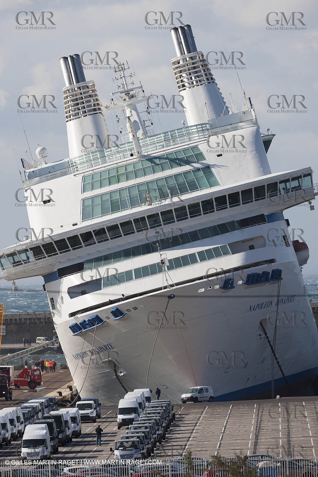 28 10 2012- Marseille (FRA,13) - Mistral force 11 - le ferry Napoleon Bonaparte endommagé après avoir rompu ses ammares et été drossé contre un quai qui a ouvert une brèche dans la coque et noyé deux compatiments étanches