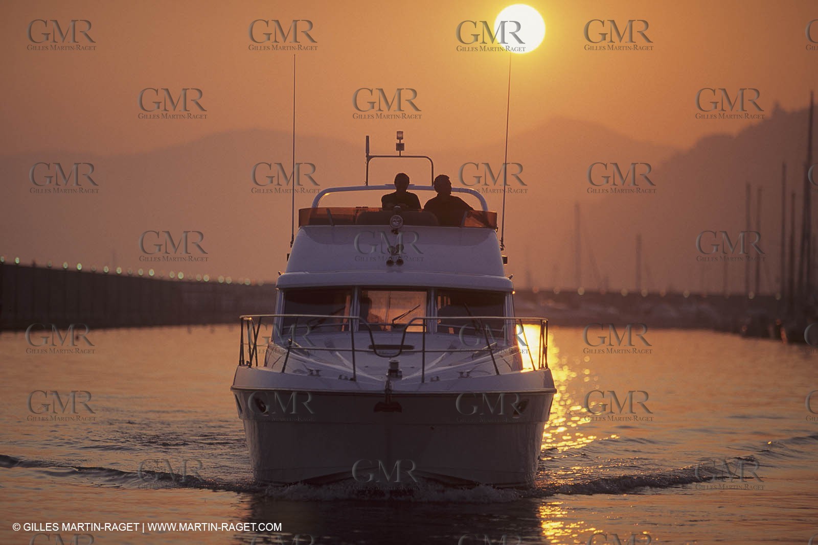 Powerboating, cruising