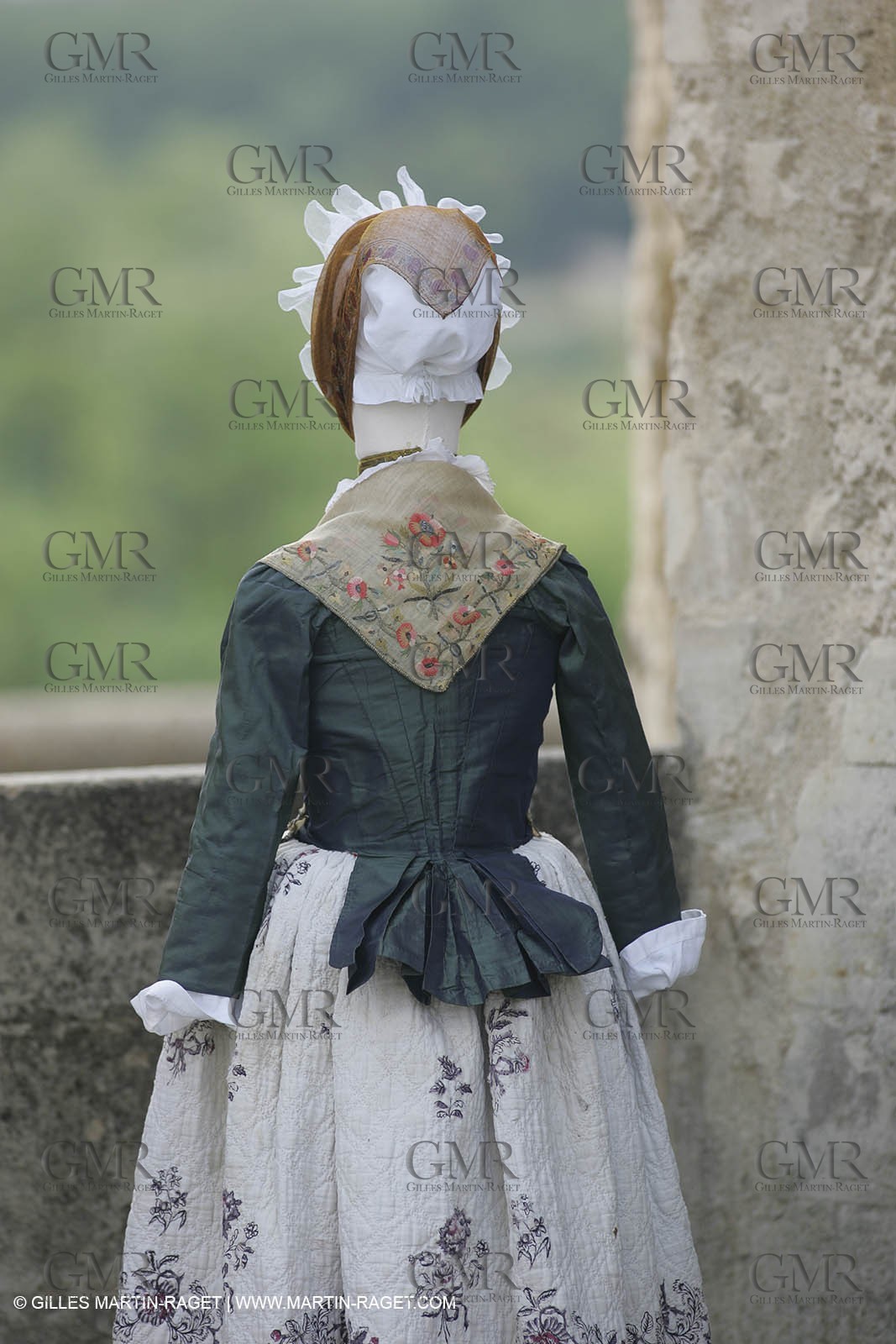 May 2004 - La Tour d'Aigues (FRA, 84) - Old costumes for women of the South exhibition