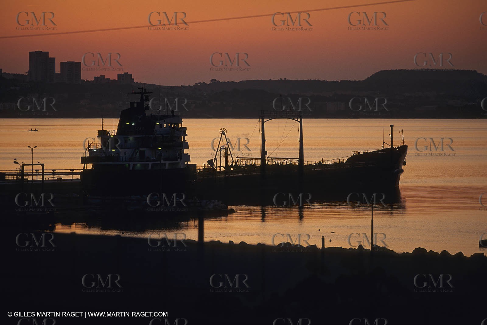 Monde maritime, opérations porturaires, ports, manoeuvres, marine world, harbour operations, maritime shipping,