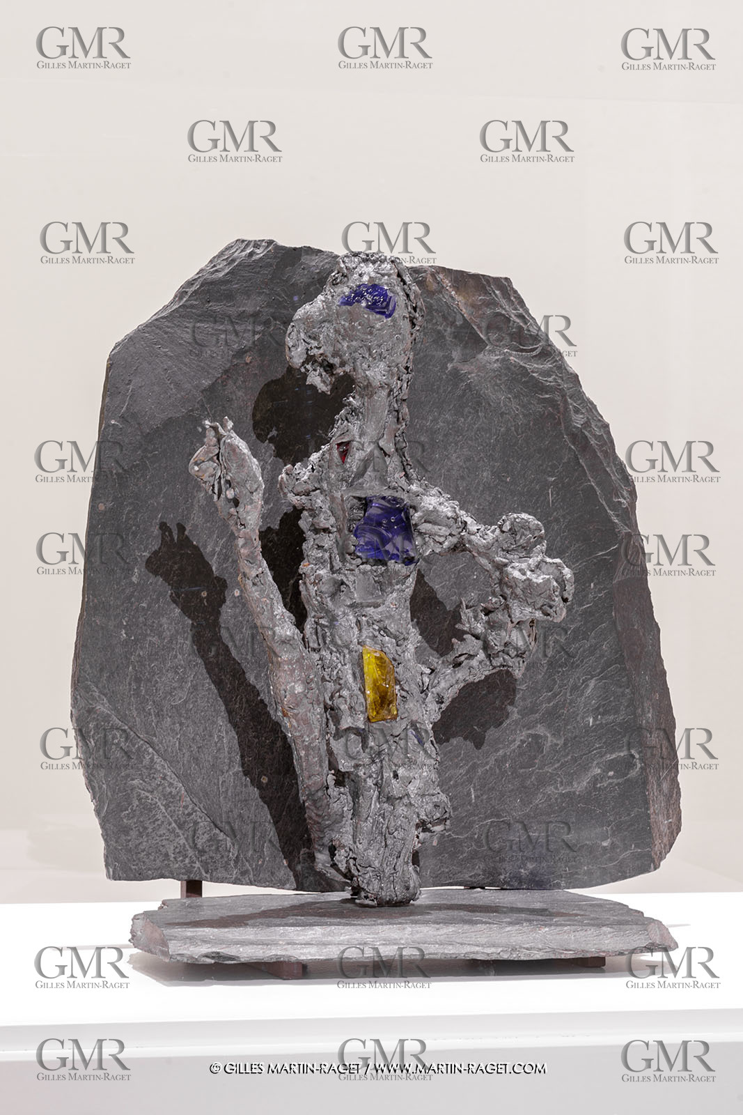 02 05 2023, Paris (FRA), oeuvre de Germaine Richier, Exposition Centre Pompidou 2023, Plomb avec verres de couleur n° 63 1953-1959, Plomb avec verre coloré monté sur ardoise, Pièce unique, 60 x 54 x 30 cm, Galerie de la Béraudière, Bruxelles