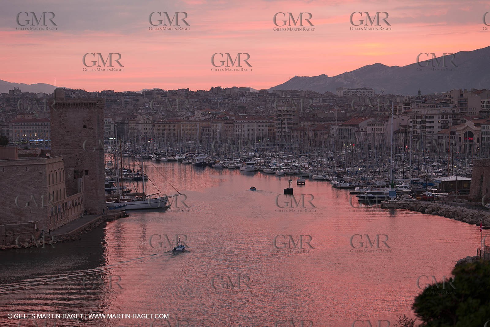 23 10 2010 - Marseille (FRA,13) - Le Ponant - Arrivée à Marseille et entrée dans le Vieux Port