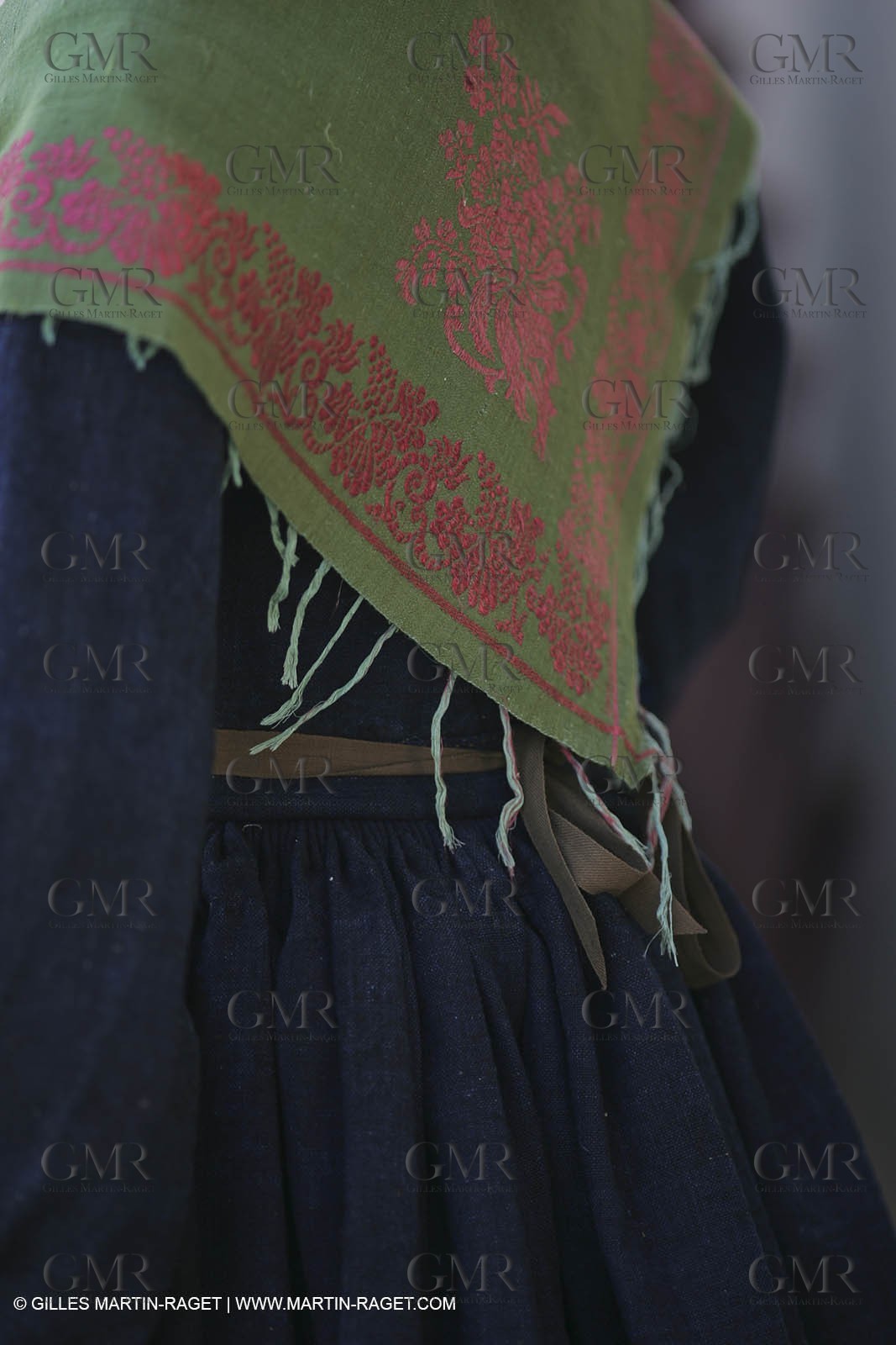 Mai 2004 - La Tour d'Aigues (FRA, 84) Costumes anciens pour l'exposition Femmes du Midi