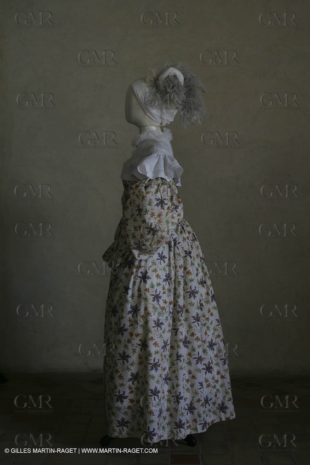 Mai 2004 - La Tour d'Aigues (FRA, 84) Costumes anciens pour l'exposition Femmes du Midi