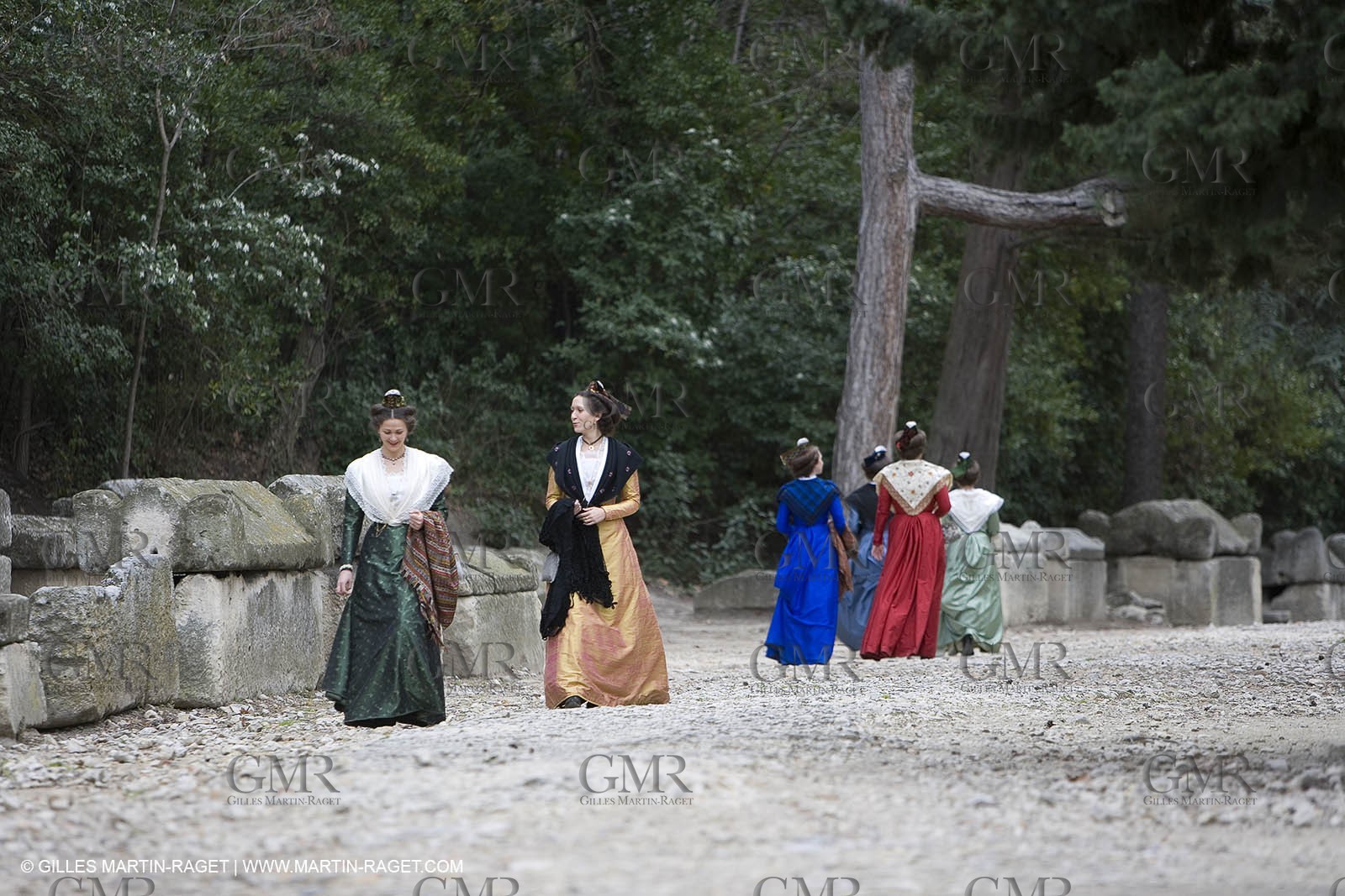04 03 2007 - Arles (13, FRA) - Reine d'Arles et ses demoiselles d'honneur aux Alyscamps