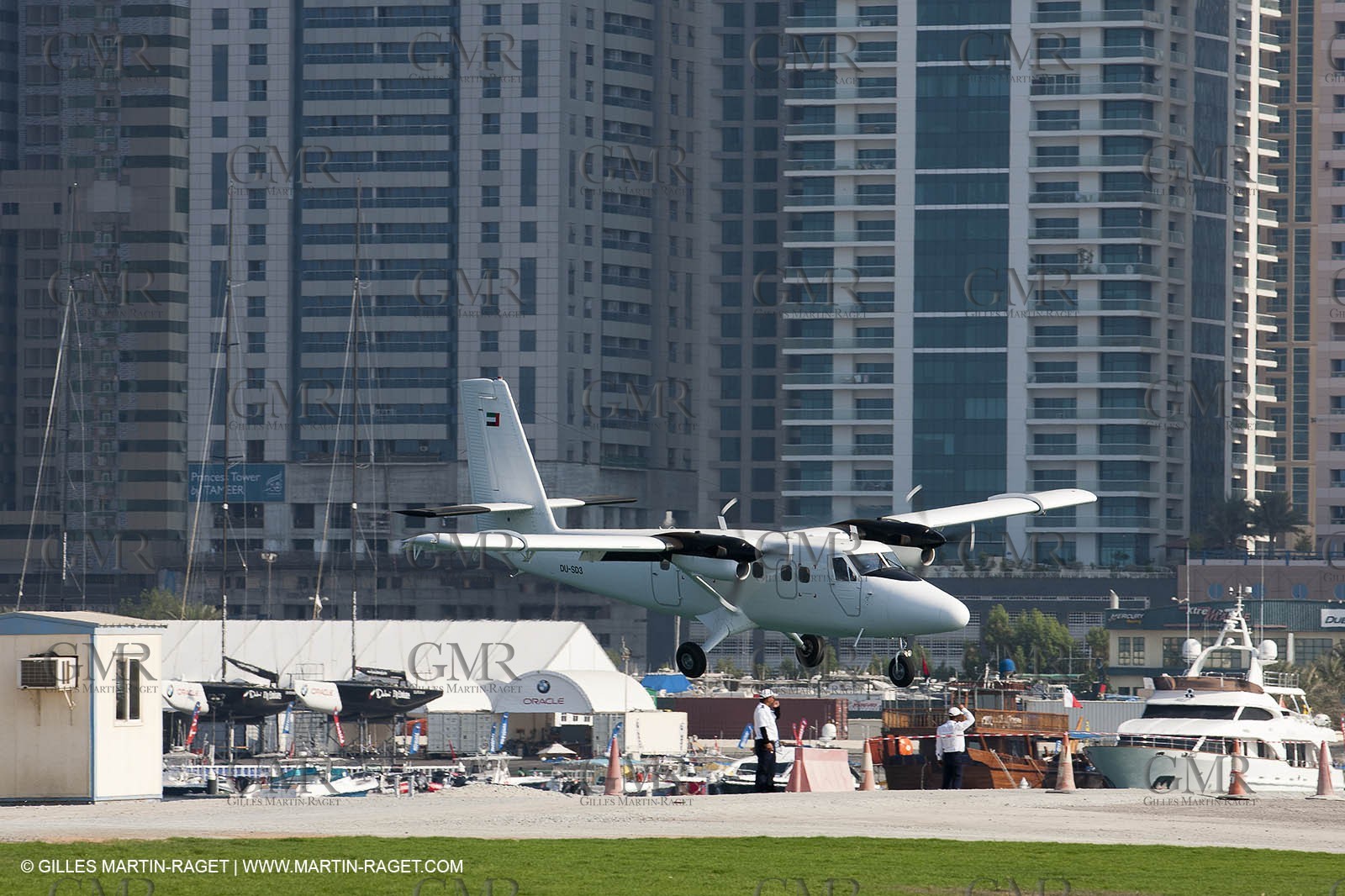 21 11 2010 - Dubai (UAE) - Dubai Louis Vuitton Trophy - Day off - James Spithill and Peter Lester go paragliding