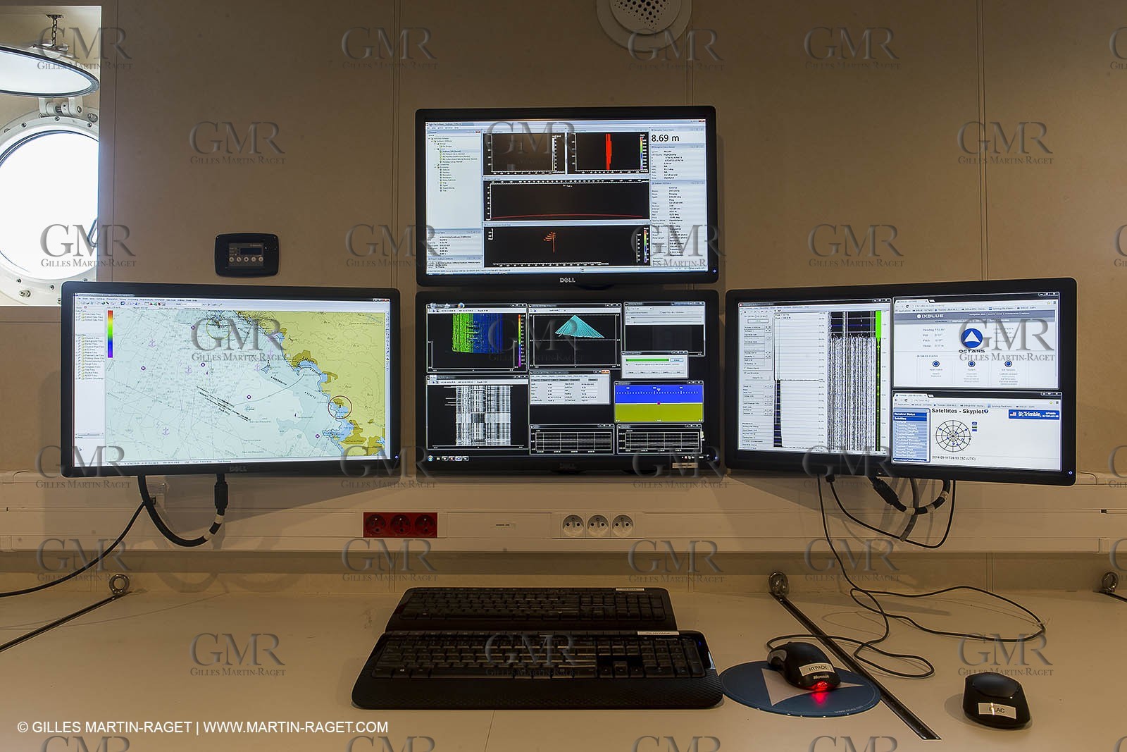 11 09 2014 - la Ciotat (FRA,13) - onboar Al Azzizi, oceanographic research ship buit by H2X boat yard, measure devices manipuation