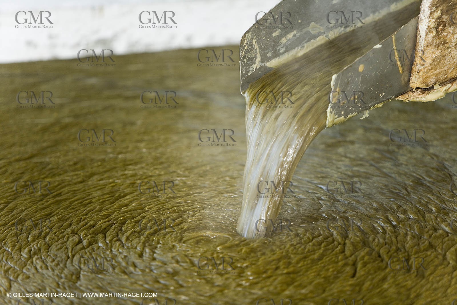 01 02 2007 - Salon de Provence - Fabrication traditionelle du savon de Marseille aux savonneries Marius Fabre - Coulée dans les bacs**01 02 2007 - Salon de Provence - Traditional soap of Marseille making at Marius Fabre soap maker - soap sent in open tanks