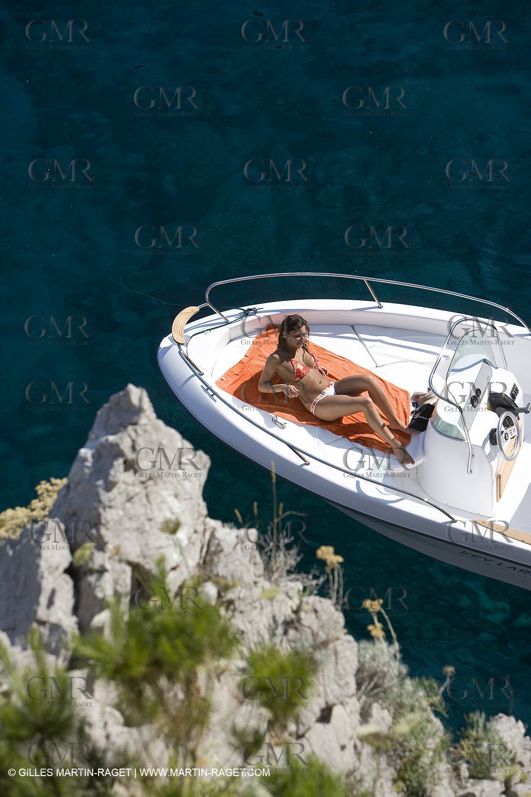 Bateau à Moteur au mouillage