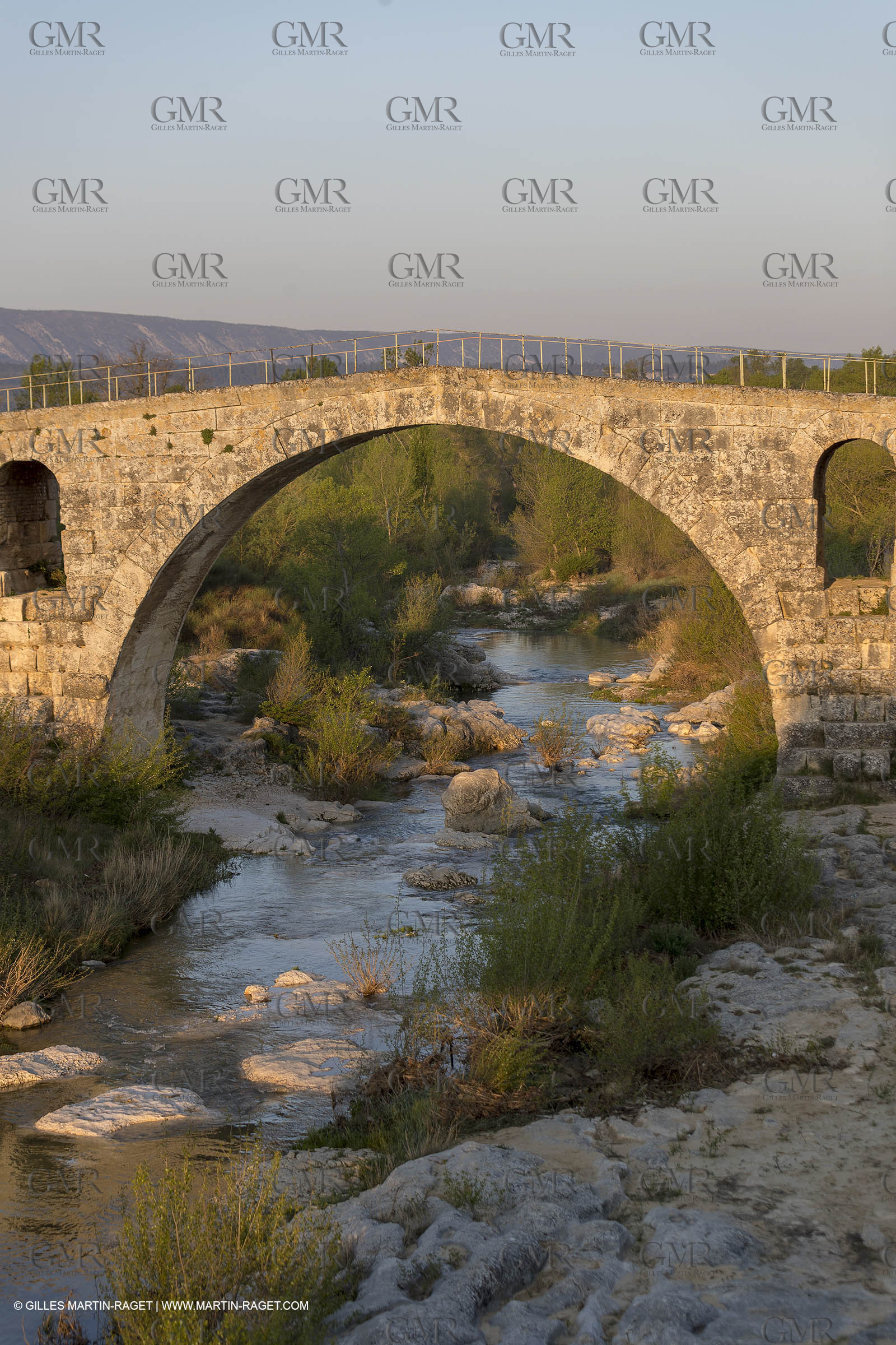 21 04 2018, Bonnieux (FRA,84), Pont Julien et environs
