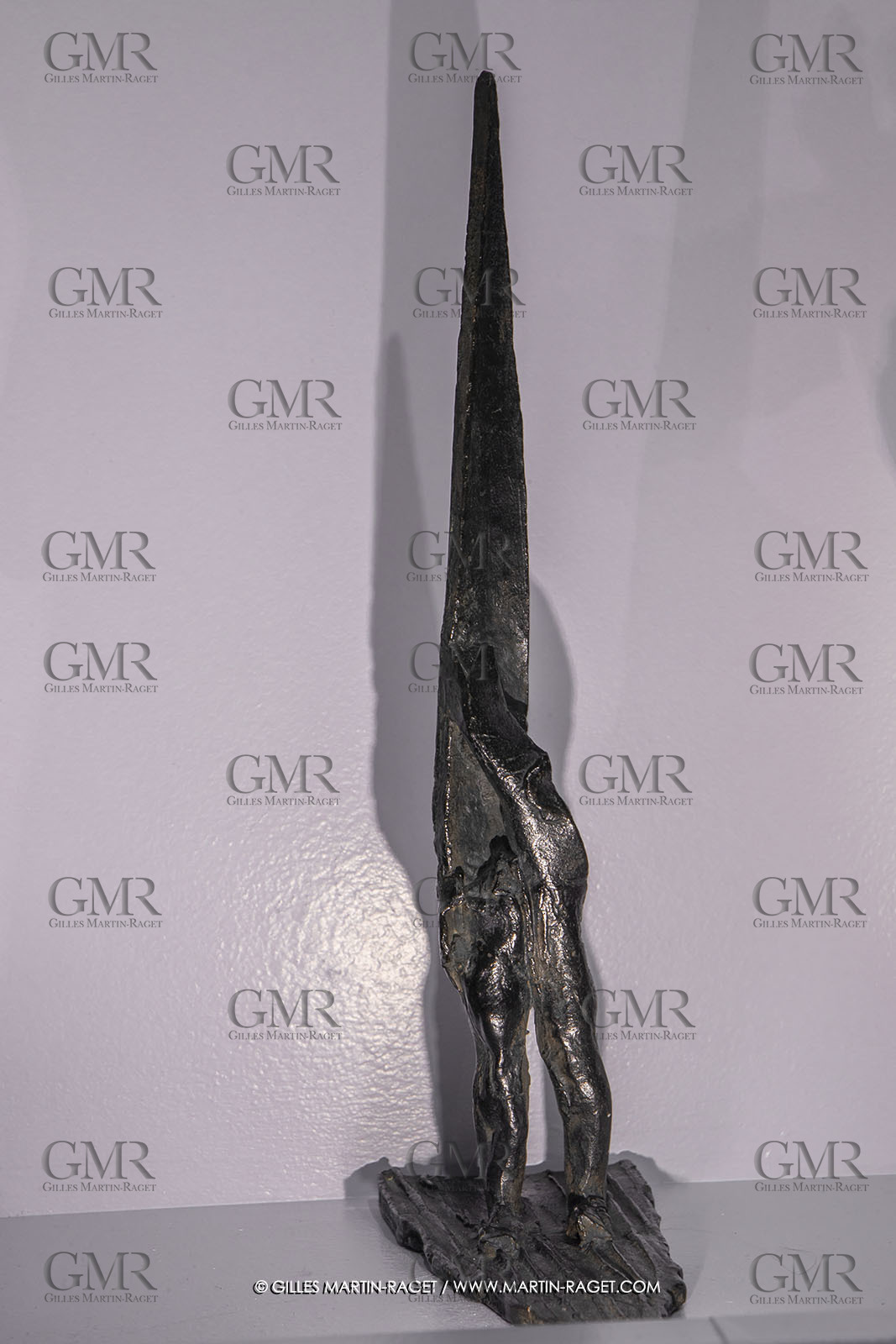 30 10 2023, Montpellier (FRA), oeuvre de Germaine Richier, Exposition Centre Pompidou - Musée Fabre 2023, Guerrier n° 5 1953, Bronze patiné foncé, numéroyé 7 8, Fondeur, : L. Thinot, Paris, 32 x 7 x 23 cm, Collection particulière
