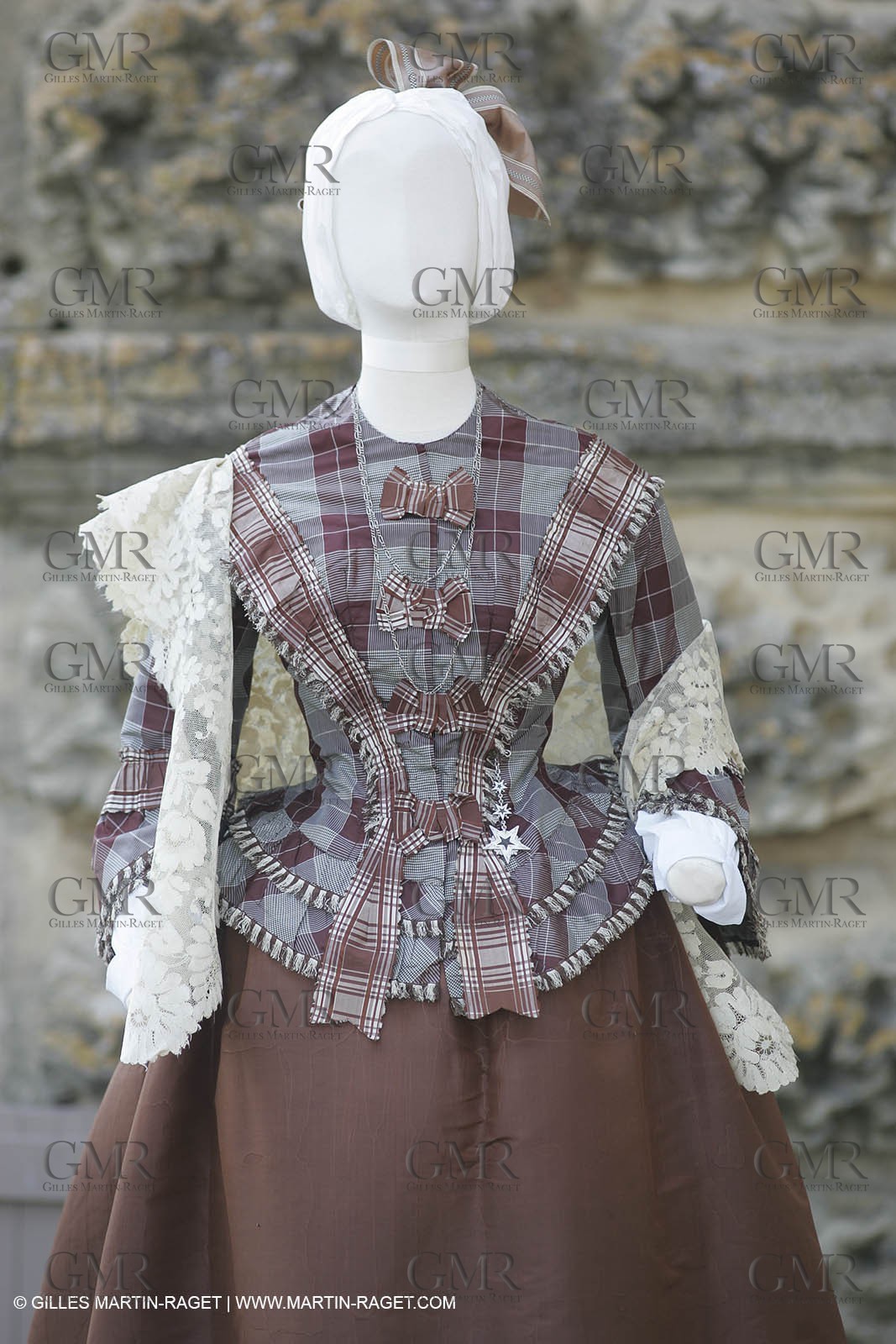 May 2004 - La Tour d'Aigues (FRA, 84) - Old costumes for women of the South exhibition
