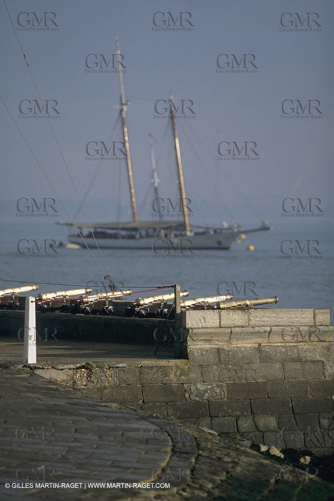 Sailing, shore and dock ambiances, Cowes, (UK, IOW), Schooner America replica, RYS guns