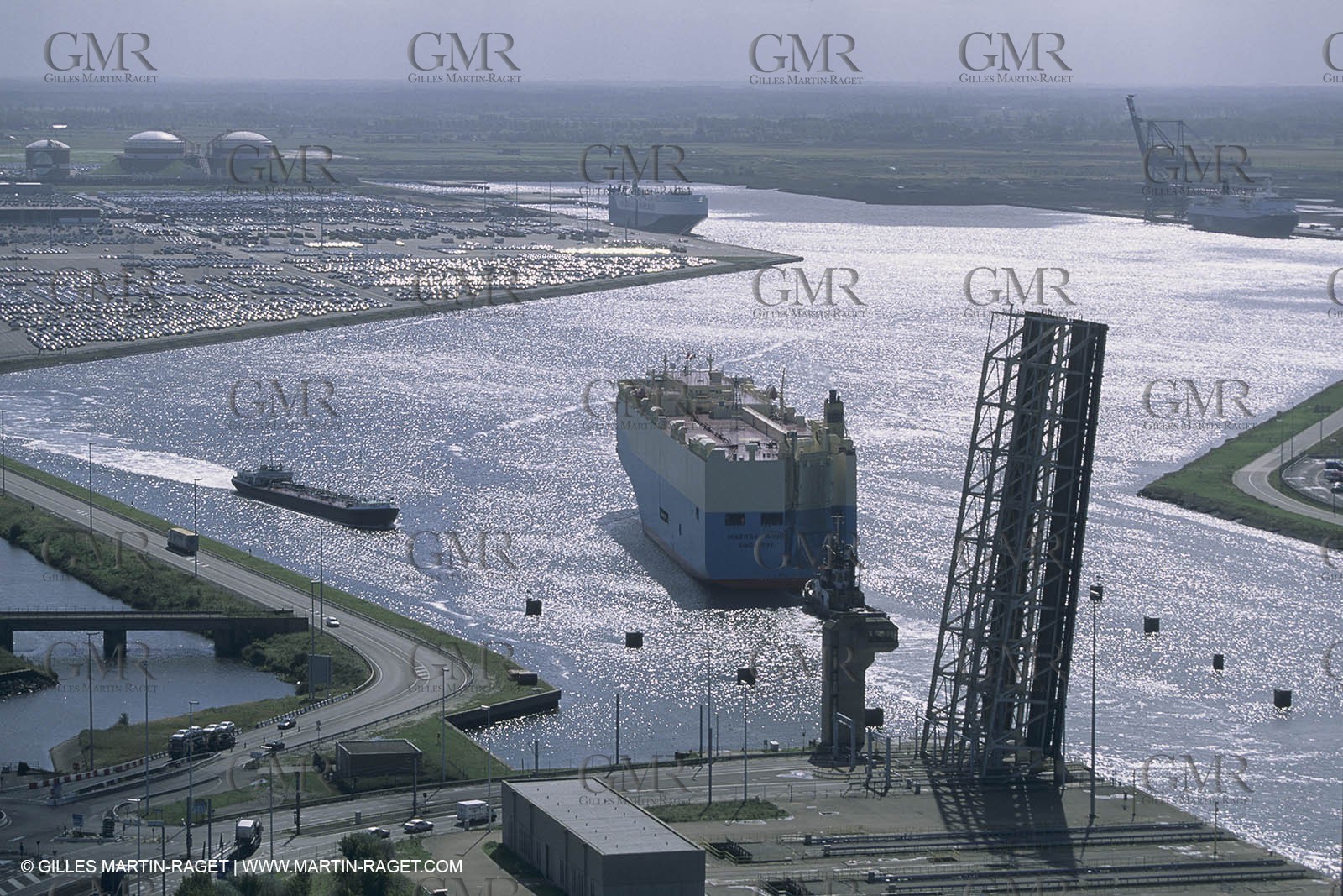 Monde maritime, opérations porturaires, ports, manoeuvres, marine world, harbour operations, maritime shipping,