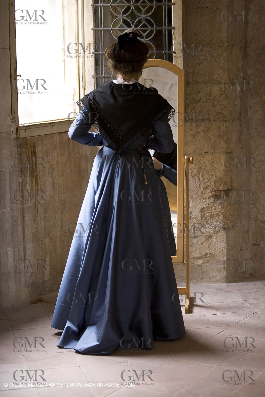 04 03 2007 - Arles - Queen of Arles and her assistants - winter costume trials