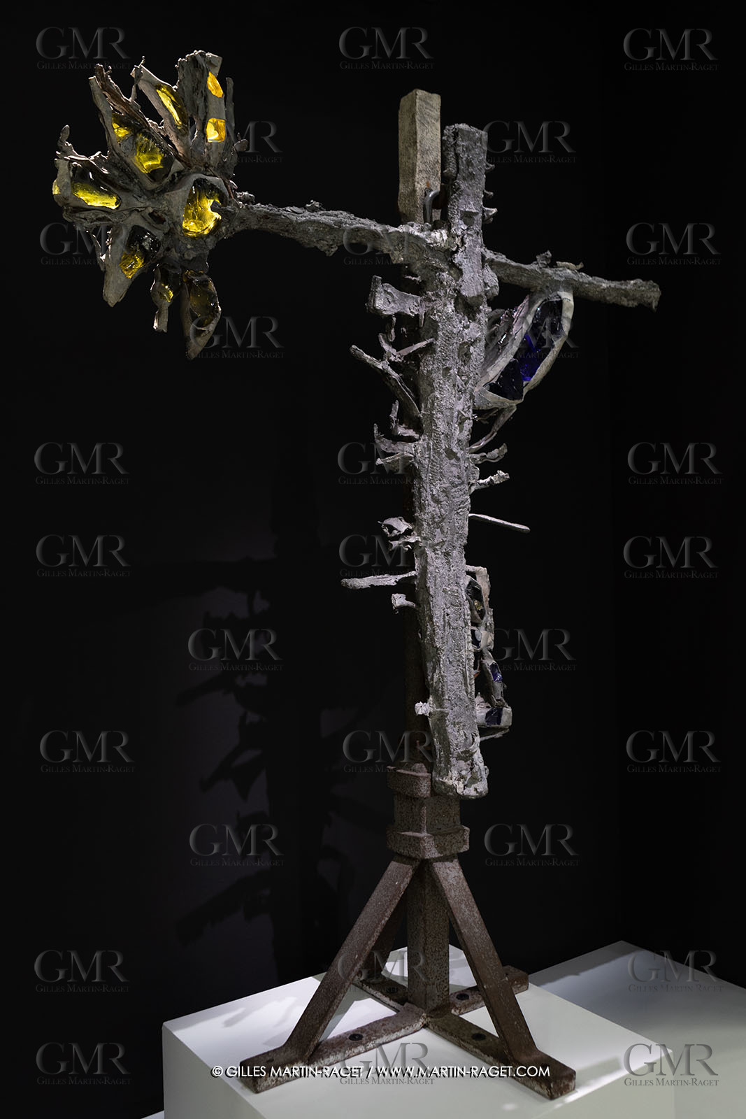 28 02 2023, Paris (FRA), oeuvre de Germaine Richier, Exposition Centre Pompidou - Musée Fabre 2023,  La Croix avec verres de couleurs 1953, Plomb avec verres colorés jaune et bleu, Pièce unique, 210 x 161,5 x 75 cm, Collection famille Germain Richier