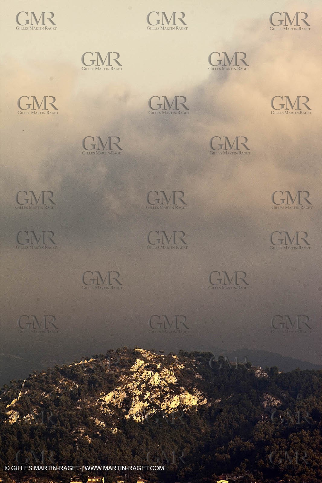06 08 09 - Marseille - La neble - Brouillard sur les calanques et îles de Marseille