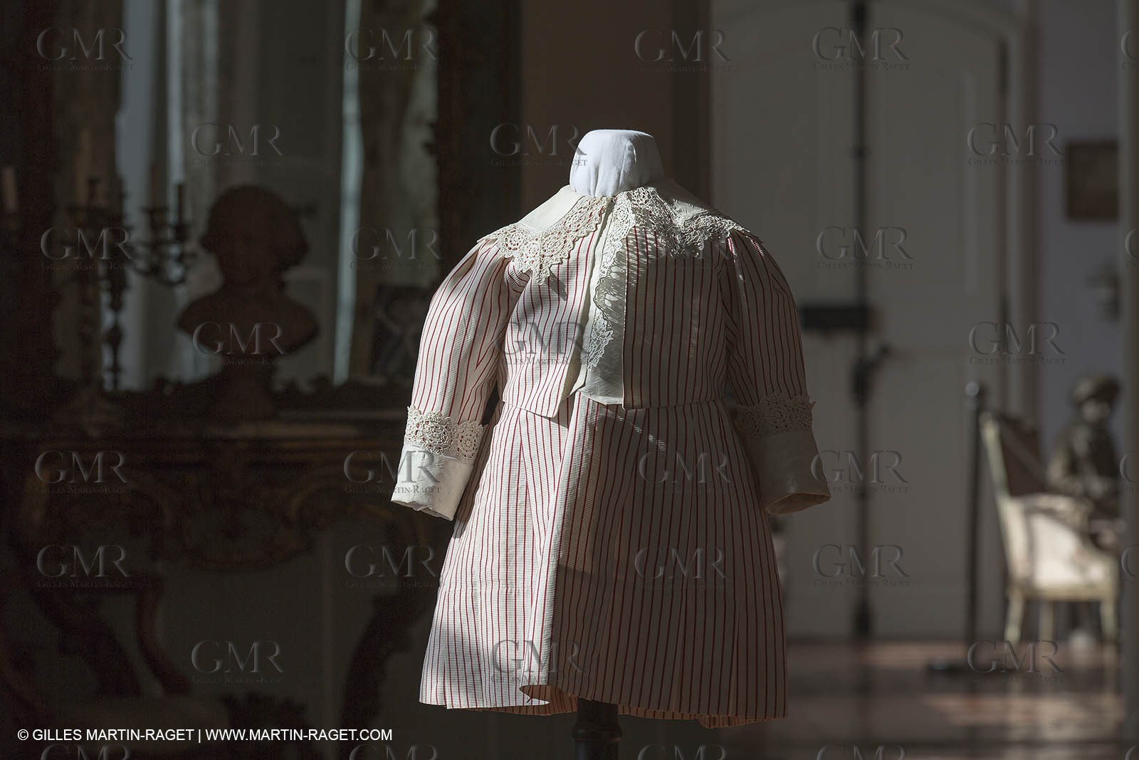 31 10 2013 - Ansouis (FRA,84) - Chateau d'Ansouis - Costumes de l'exposition Habits d'hommes