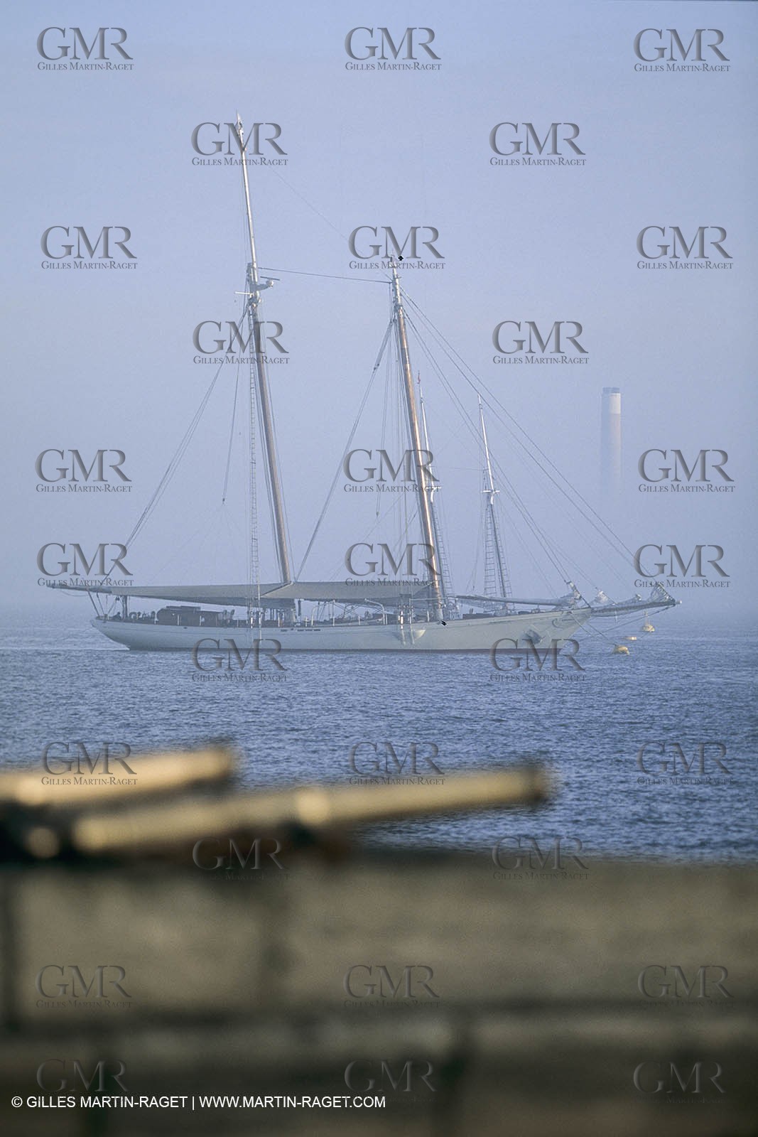 Sailing, shore and dock ambiances, Cowes, (UK, IOW), Schooner America replica, RYS guns