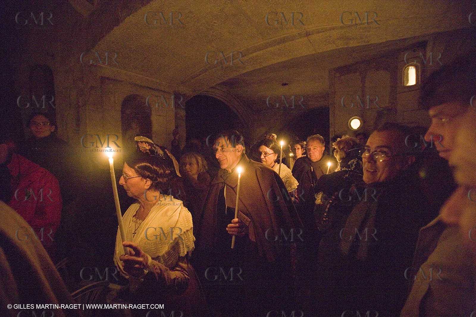 24 12 2006 - Les Baux de Provence - Veillée de Noël - Messe de minuit, crèche vivante et pastrage dans l'église Saint Vincent