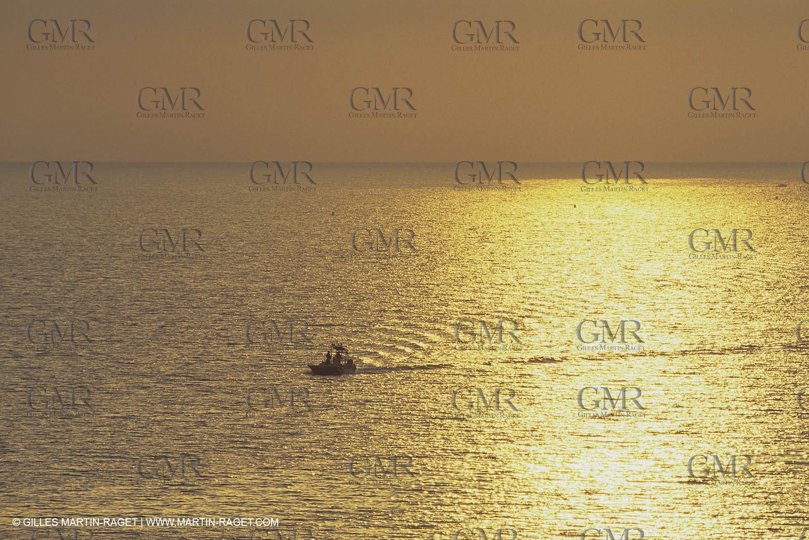 Powerboating, cruising