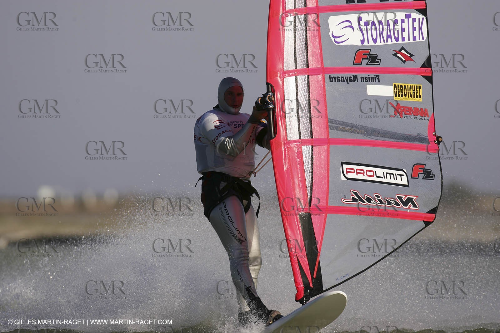 13 11 2004 - Les Saintes Maries de la mer (France) - Irish sailboarder Finian Maynard beat the overall sailing speed record with a run at 46,82 knts.