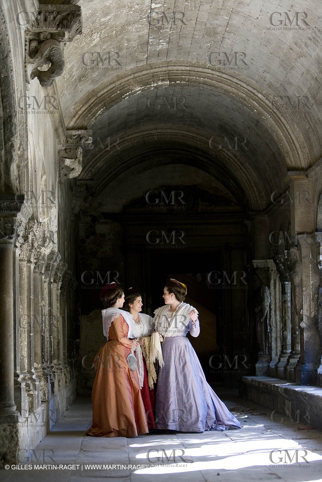 10 03 2007- Arles (FRA, 13) - Queen of arles and her assistants