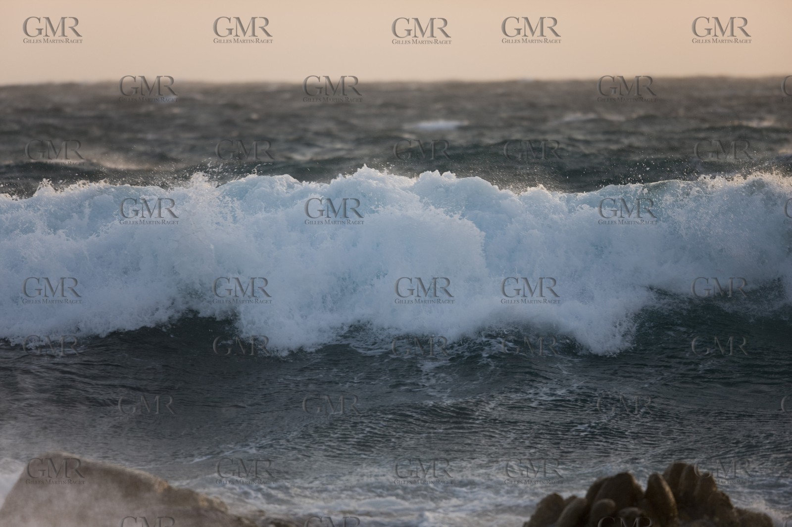 23 04 2008 - - Santa teresa di Gallura (ITA, Sardaigne) -  Mistral gale on the west coast of Testa Cape