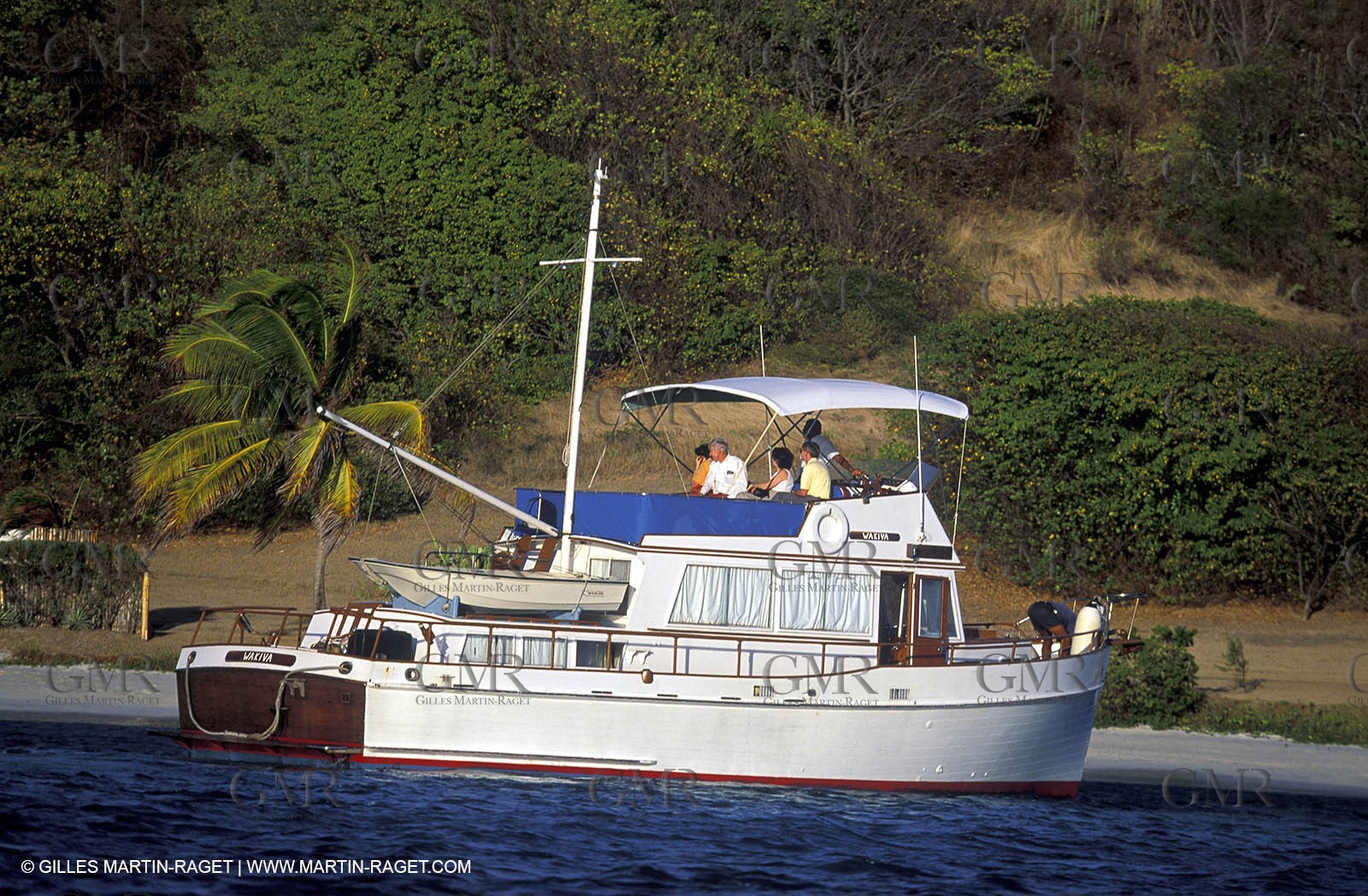 Bateau à Moteur au mouillage