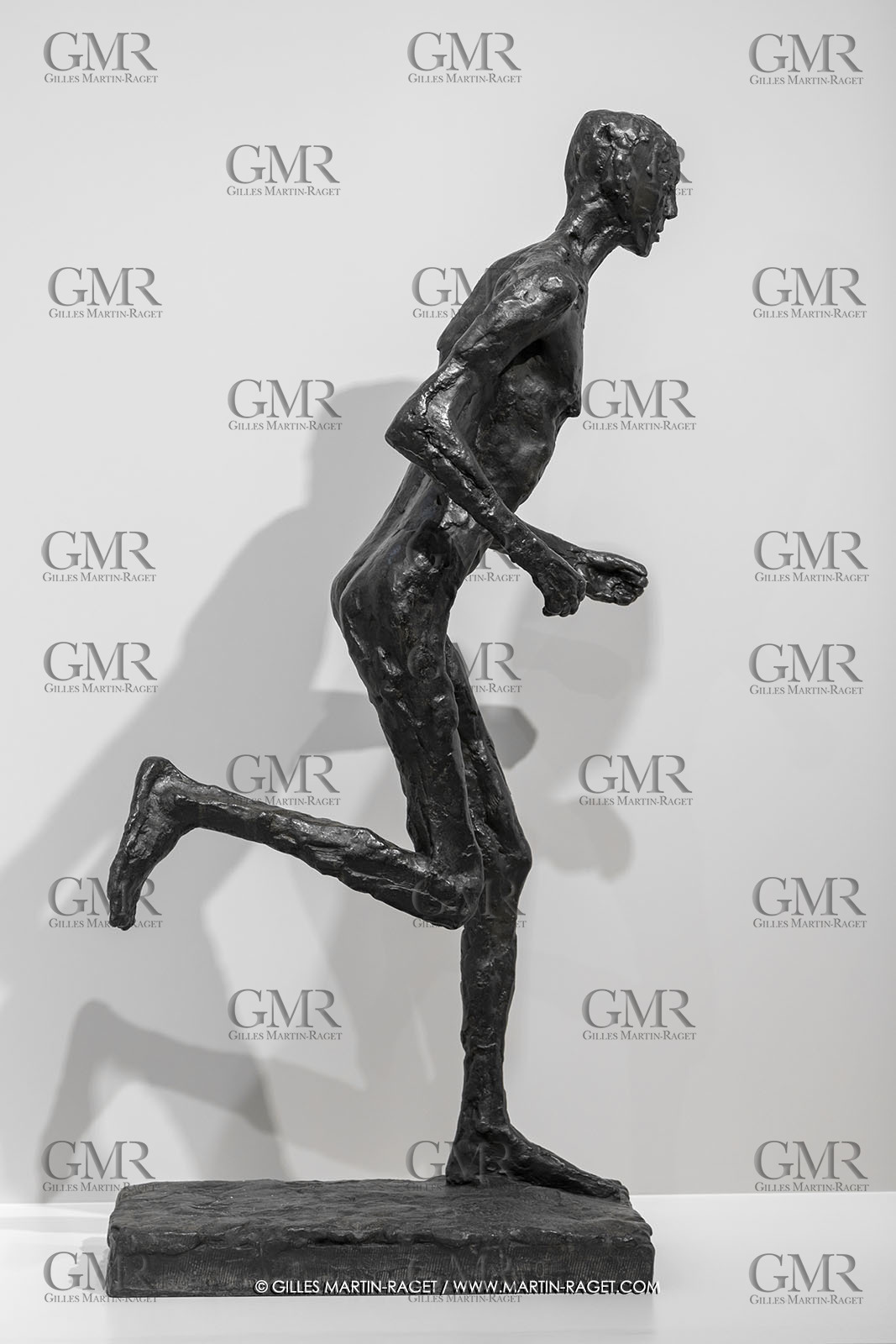 30 10 2023, Montpellier (FRA), oeuvre de Germaine Richier, Exposition Centre Pompidou - Musée Fabre 2023, Le Coureur 1955, Bronze patiné foncé, Fondeur : Susse, Paris, Hauteur totale : 205 cm, Terrasse : 13 x 54 x 94 cm, Fond national d'art contemporain, Paris, achat par commande à l'artiste en 1955