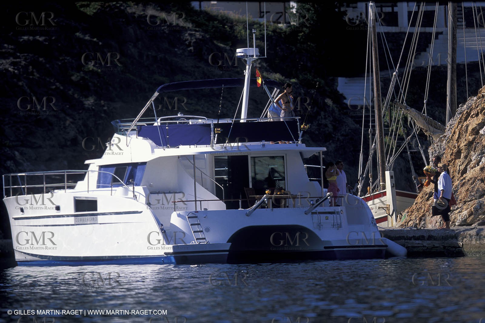 Bateau à Moteur au mouillage