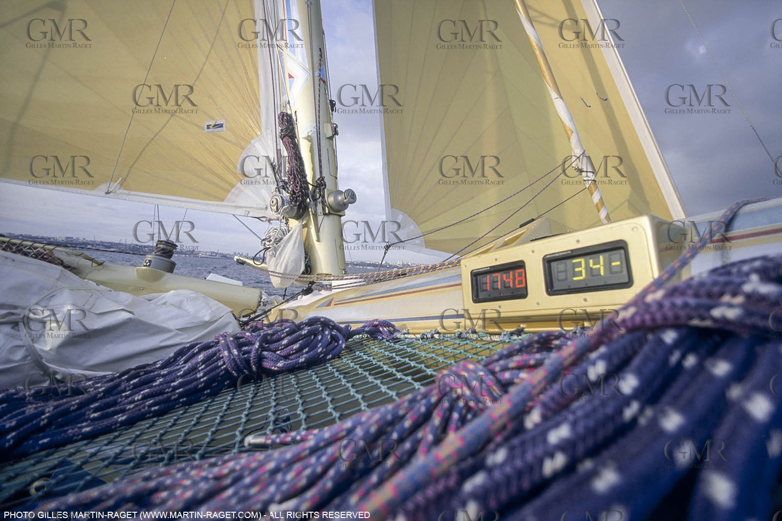 Novembre 1990, Pointe a Pitre (Guadeloupe) Arrivee victorieuse de Florence Arthaud (Groupe Pierre 1er) dans la Route du Rhum