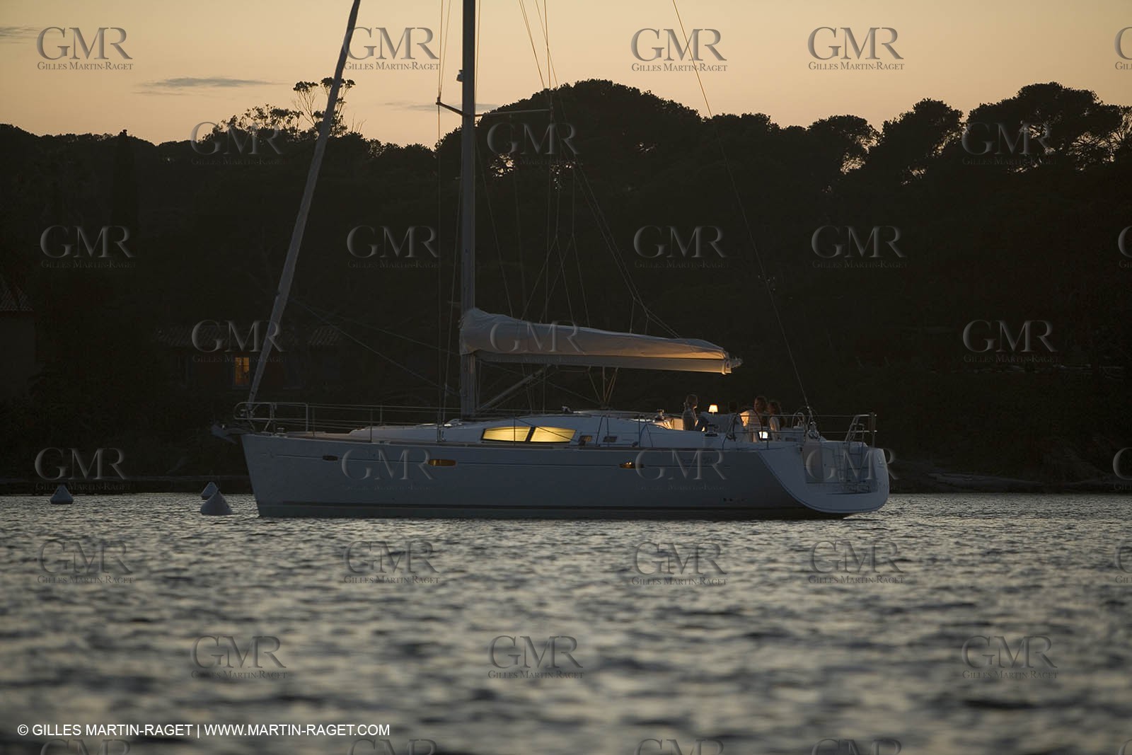 Monocoque de croisiere au mouillage