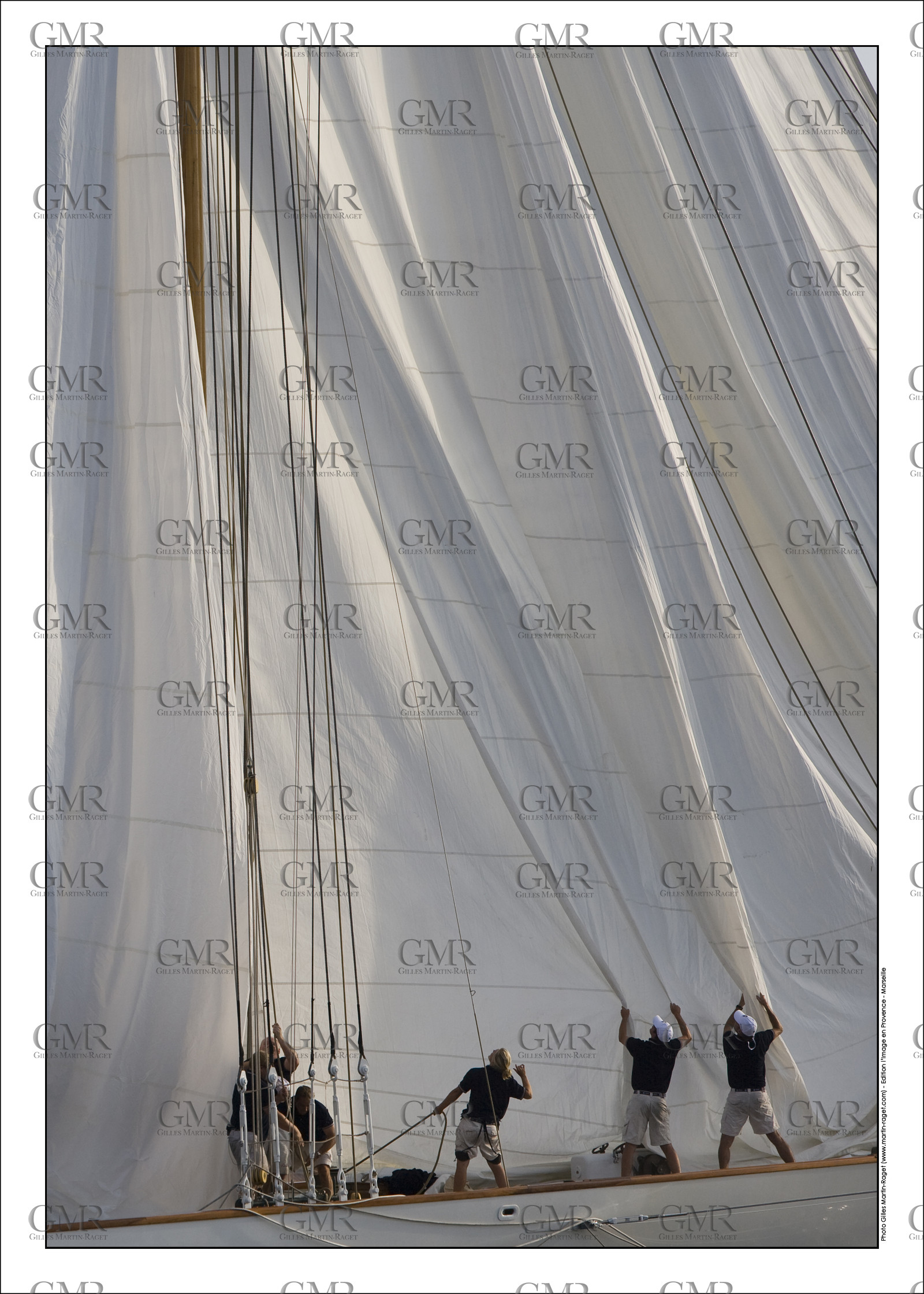 Produit : Tirage photo réalisé par nos soins sur imprimante jet d'encre professionnelle Epson à partir de 8 encres ultrachrome inaltérables (label Digigraphie).Formats au choix :. 30x40 cm. 50x70 cm. 80x120 cm.Choix des papiers :. Papier standard brillant 250 gr., filet noir, marge blanche, tirage non signé. Papier haut de gamme satiné 290 gr. filet noir, marge blanche, tirage vérifié et signé par l'auteur.. Autres supports (canvas, acrylique, dibond) sur demandeConditionnement : tube cylindrique renforcé.Options pour l'expédition :. colissimo + dépôt boîte aux lettres (France uniquement). Colissimo avec signature à réception. Transporteur express (2 jours ouvrés) avec signature à réceptionCliquez sur caddie pour sélectionner votre formule et démarrer la procédure de commande en ligne