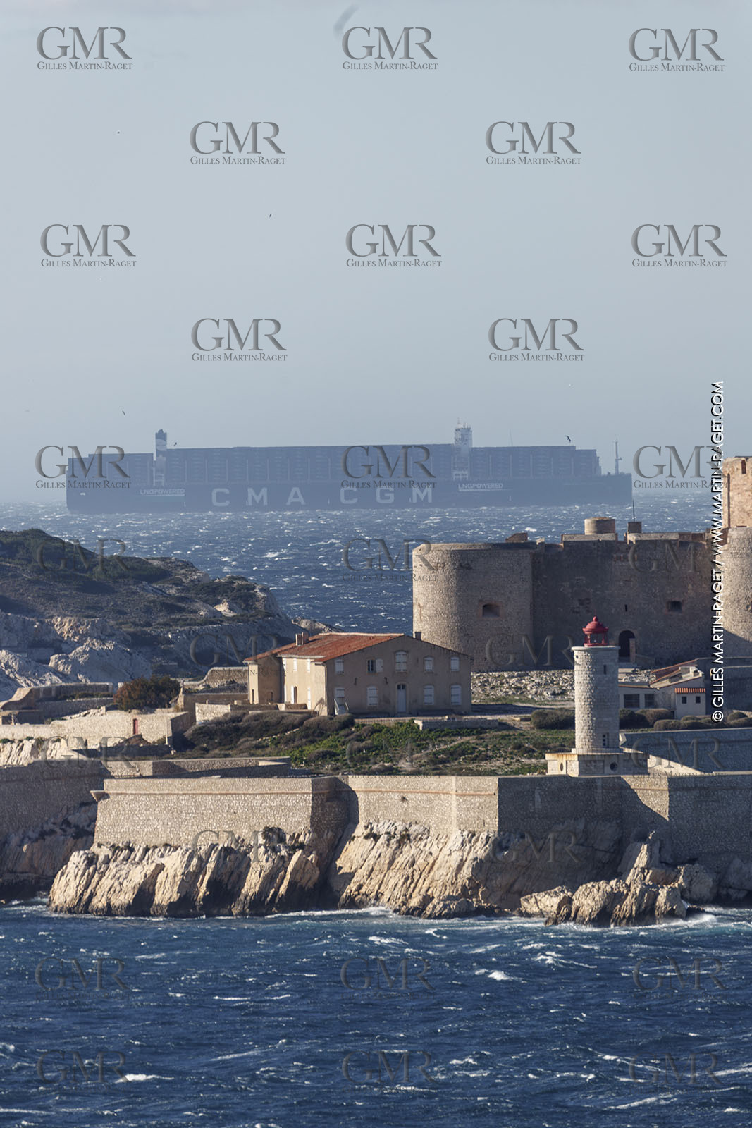 14 12 2023, Marseille (FRA), arrivée du Palais Royal, porte container armé par la CMA CGM, navire de 400 mètres de long, 67 mètres de large, qui transporte 23 000 conteneurs avec propulsion au GNL