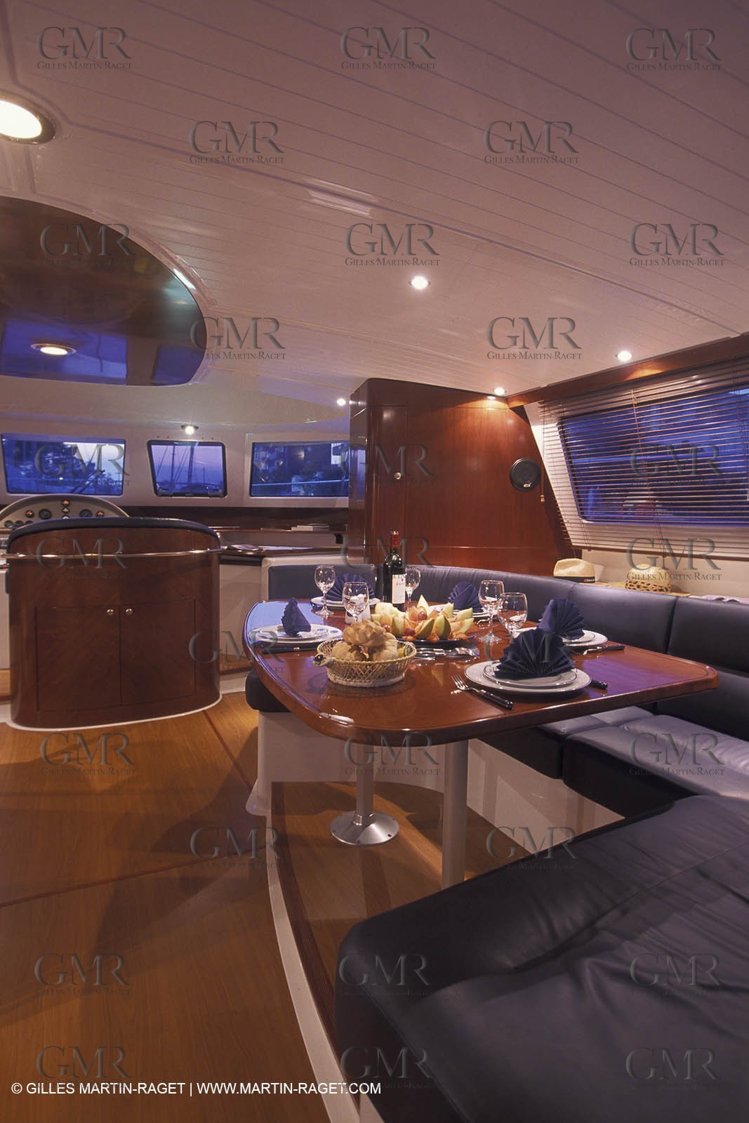 MotorYacht - Inside - Decks