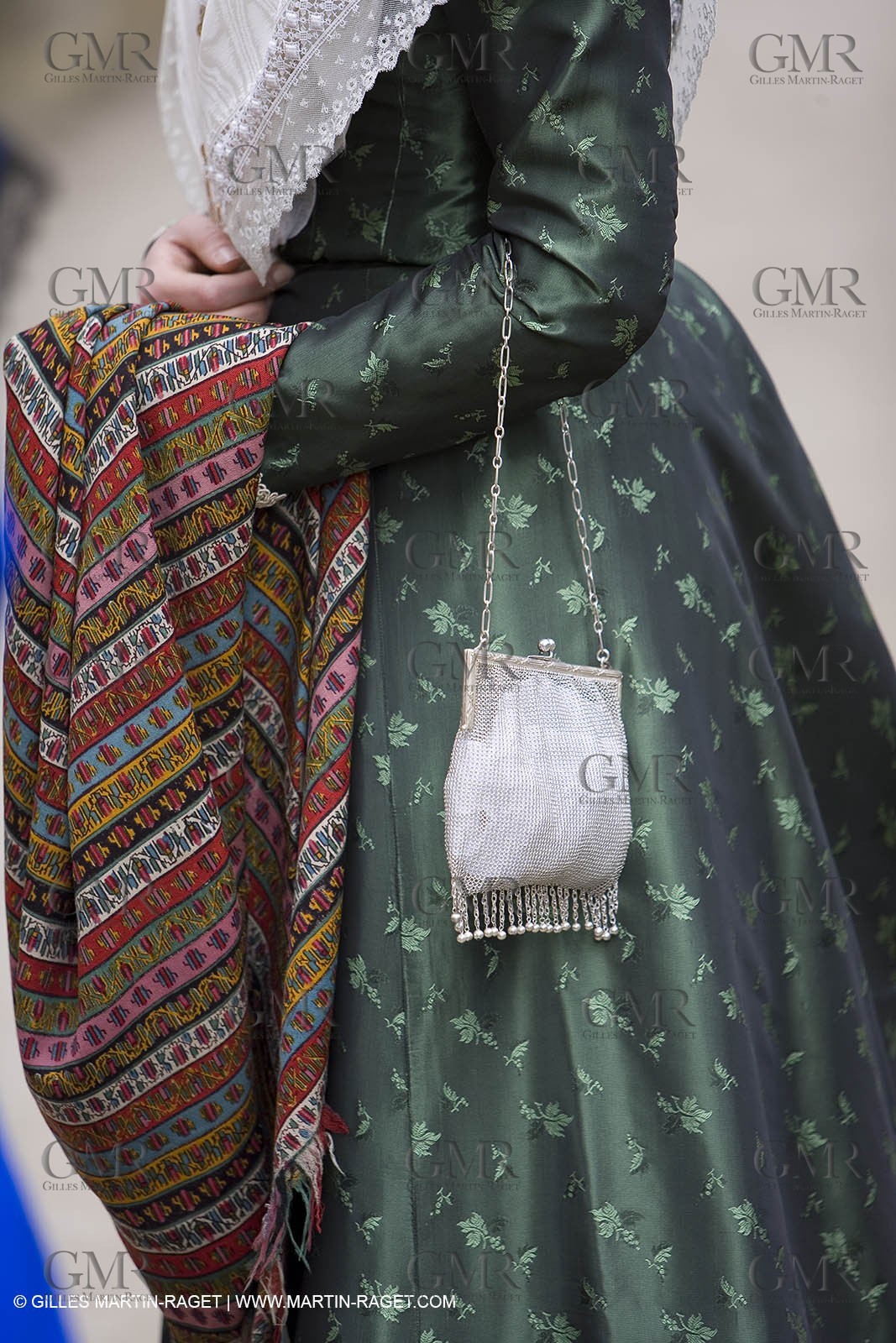 04 03 2007 - Arles - Queen of Arles and her assistants at Les Alyscamps monument