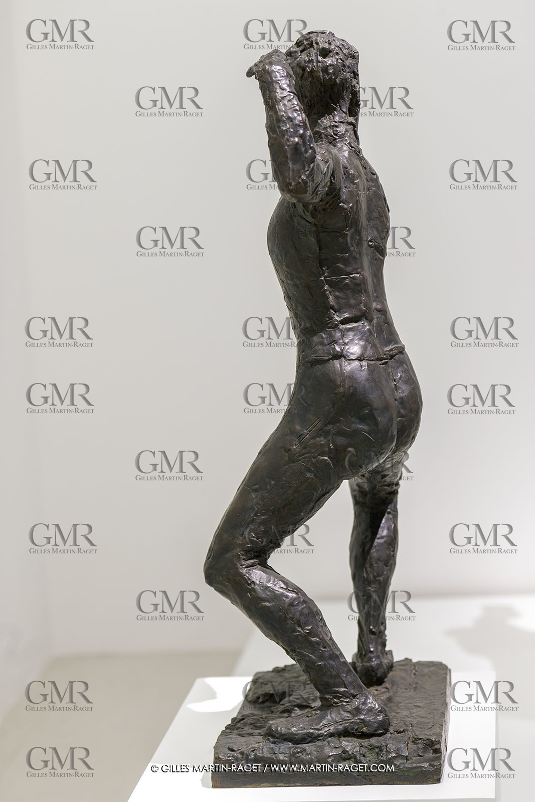 02 05 2023, Paris (FRA), oeuvre de Germaine Richier, Exposition Centre Pompidou 2023, L'escrimeuse avec masque (1945, bronze patiné foncé, Numéroté 6 6, fondeur : Godard, Paris, 105 x 70 x 33 cm, Musée Fabre Montpellier, achat de la communauté d'aglomération de Montpellier, 2006