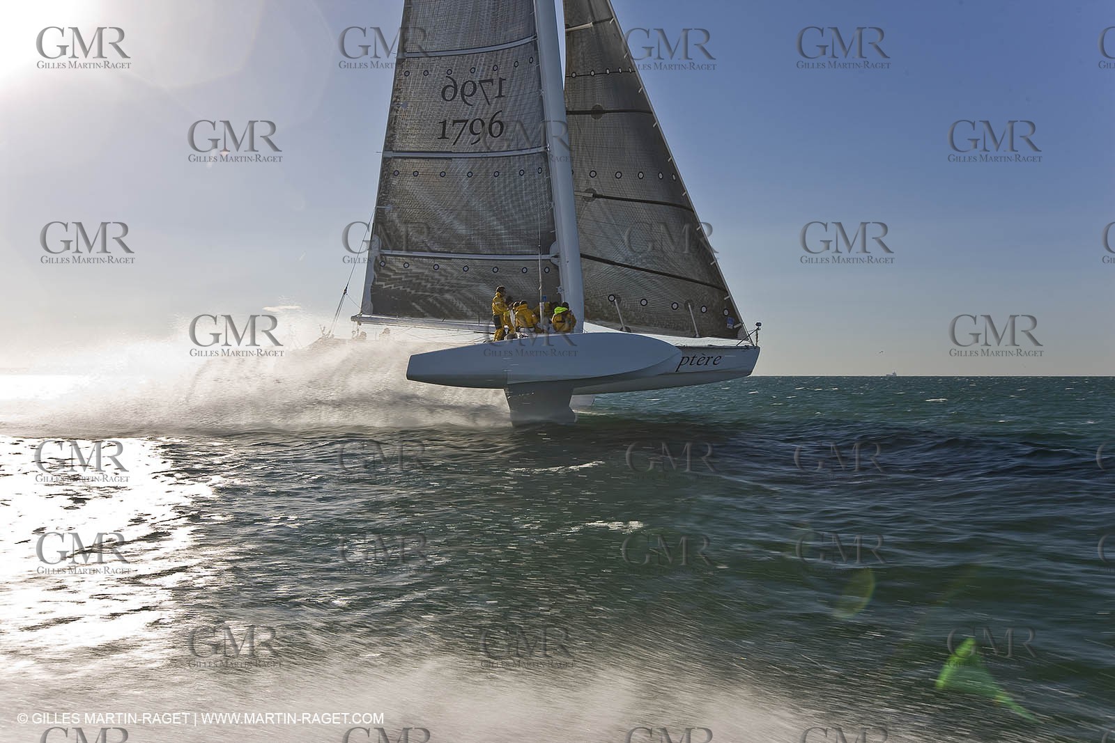 04 07 08 - Port Saint Louis du Rhône - L'Hydroptère à l' entrainement