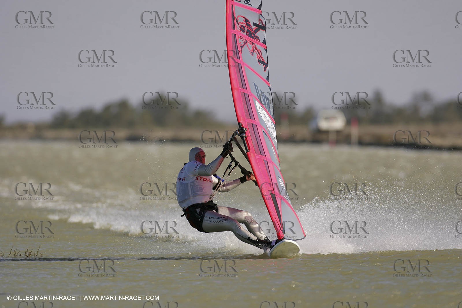 13 11 2004 - Les Saintes Maries de la mer (France) - Irish sailboarder Finian Maynard beat the overall sailing speed record with a run at 46,82 knts.