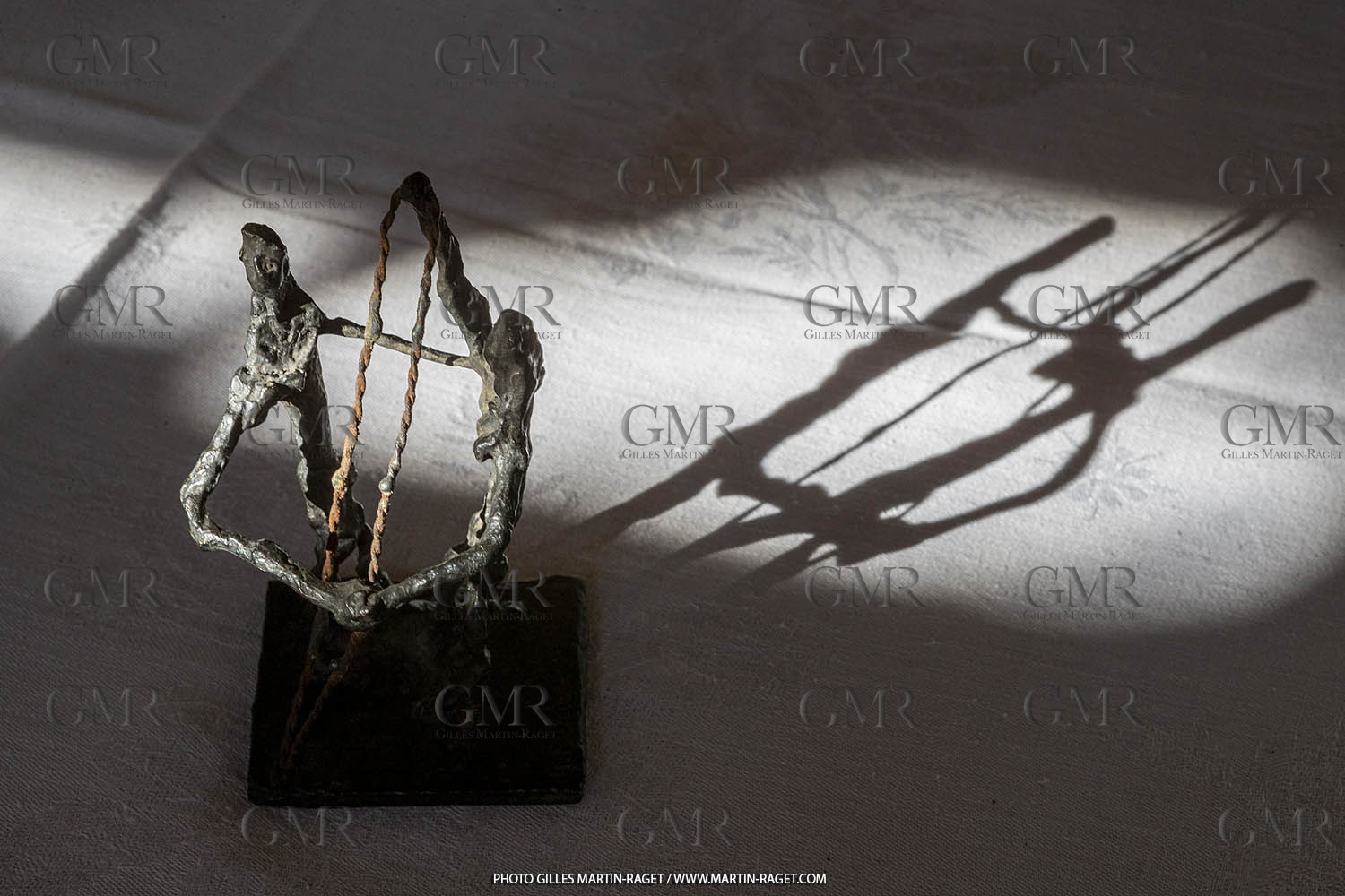 11 02 2020, St Rémy de Provence (FRA,13), Oeuvre de Germaine Richier, Le Combat 1946, Bronze patiné foncé, Epreuve d'exposition, Fondeur L. Thinot, 12 x 8 x 7 cm, Collection particulière