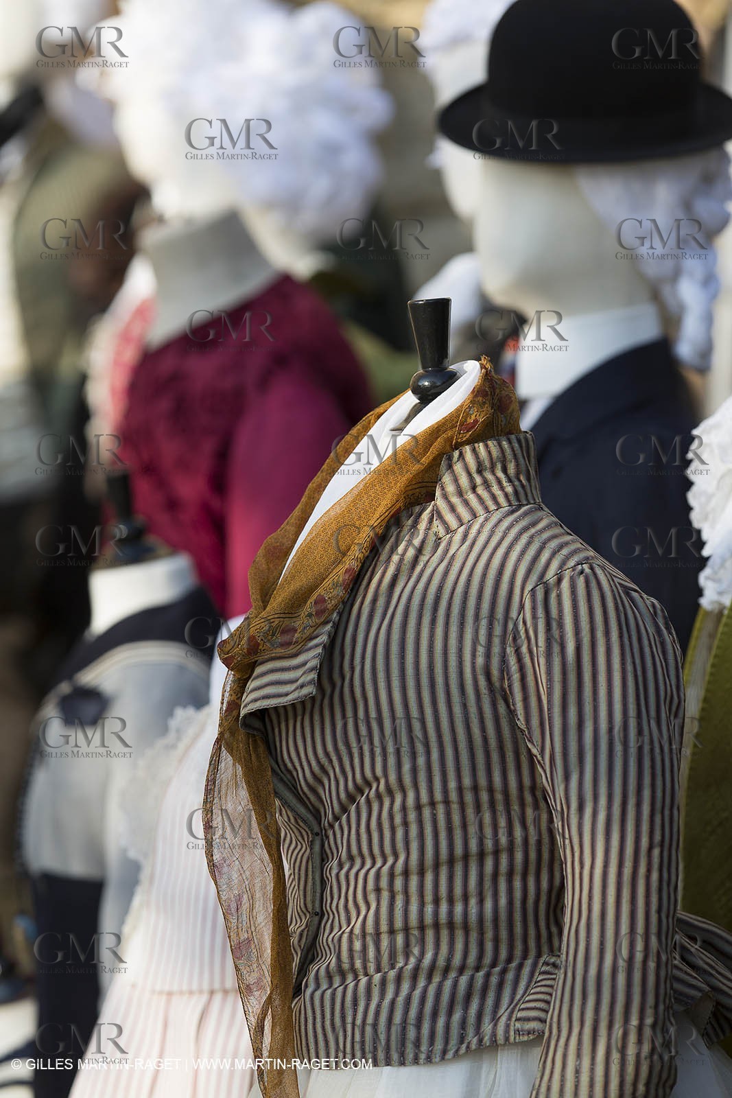 31 10 2013 - Ansouis (FRA,84) - Chateau d'Ansouis - Costumes de l'exposition Habits d'hommes