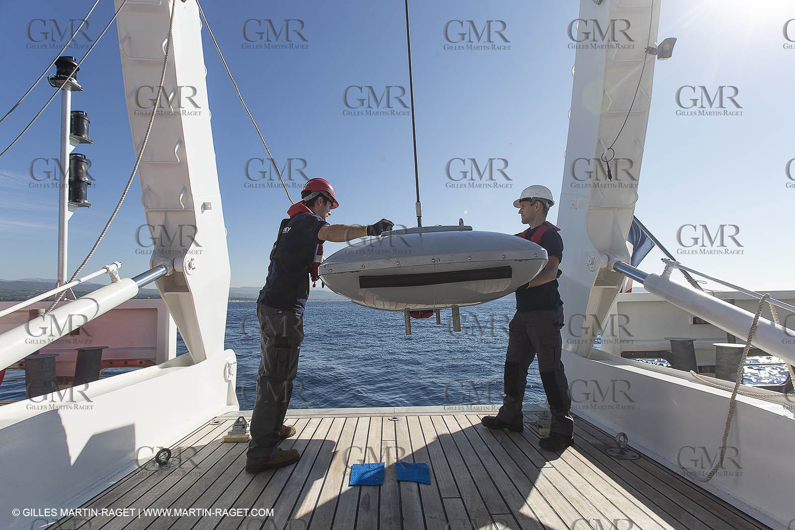 11 09 2014 - la Ciotat (FRA,13) - A bord Al Azzizi, navire de recherche océanographique construit par le chantier H2X, manipulation de matériel de mesure