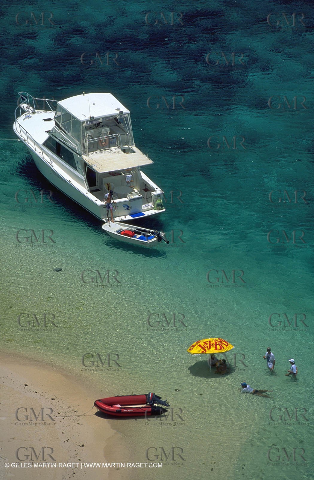 Bateau à Moteur au mouillage