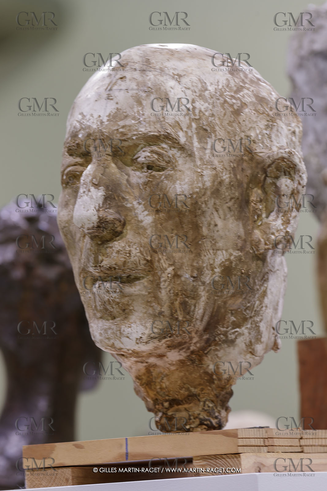 02 05 2023, Paris (FRA), oeuvre de Germaine Richier, Exposition Centre Pompidou 2023,  Buste de Nardone 1947, Plâtre original patiné, 39 x 28 x 31 cm, Collection particulière