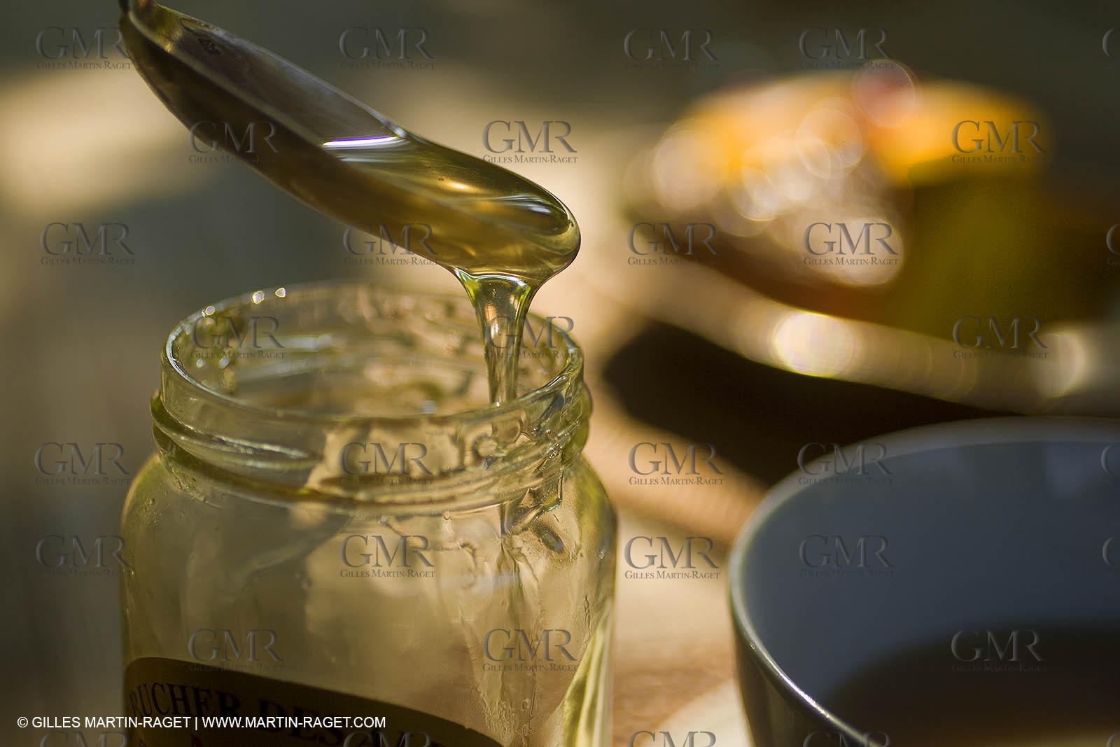 113 08 2007 - Saint Etienne du Grès (FRA - 13) - Honey and bees