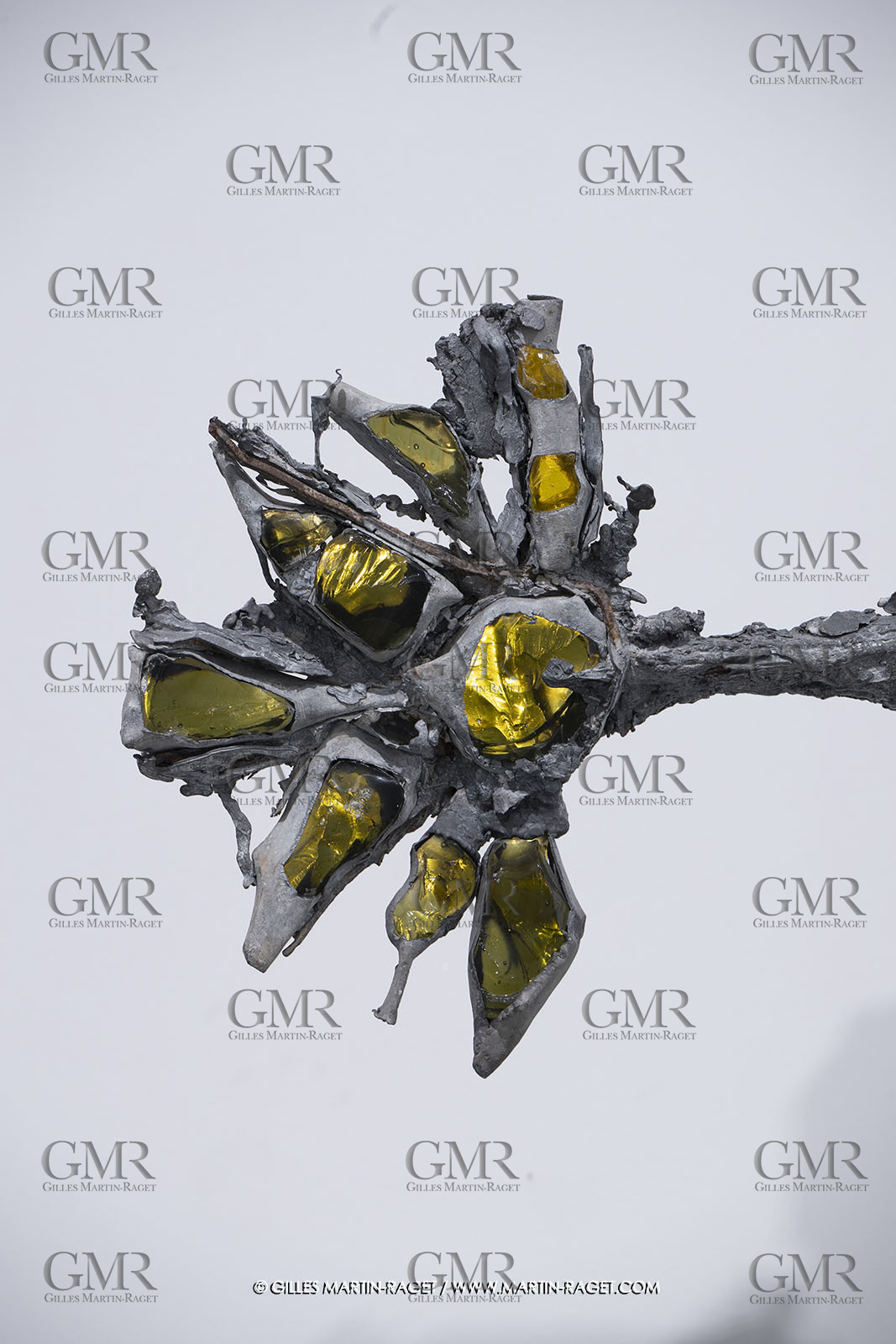 30 10 2023, Montpellier (FRA), oeuvre de Germaine Richier, Exposition Centre Pompidou - Musée Fabre 2023,  La Croix avec verres de couleurs 1953,  détail, Plomb avec verres colorés jaune et bleu, Pièce unique, 210 x 161,5 x 75 cm, Collection famille Germain Richier