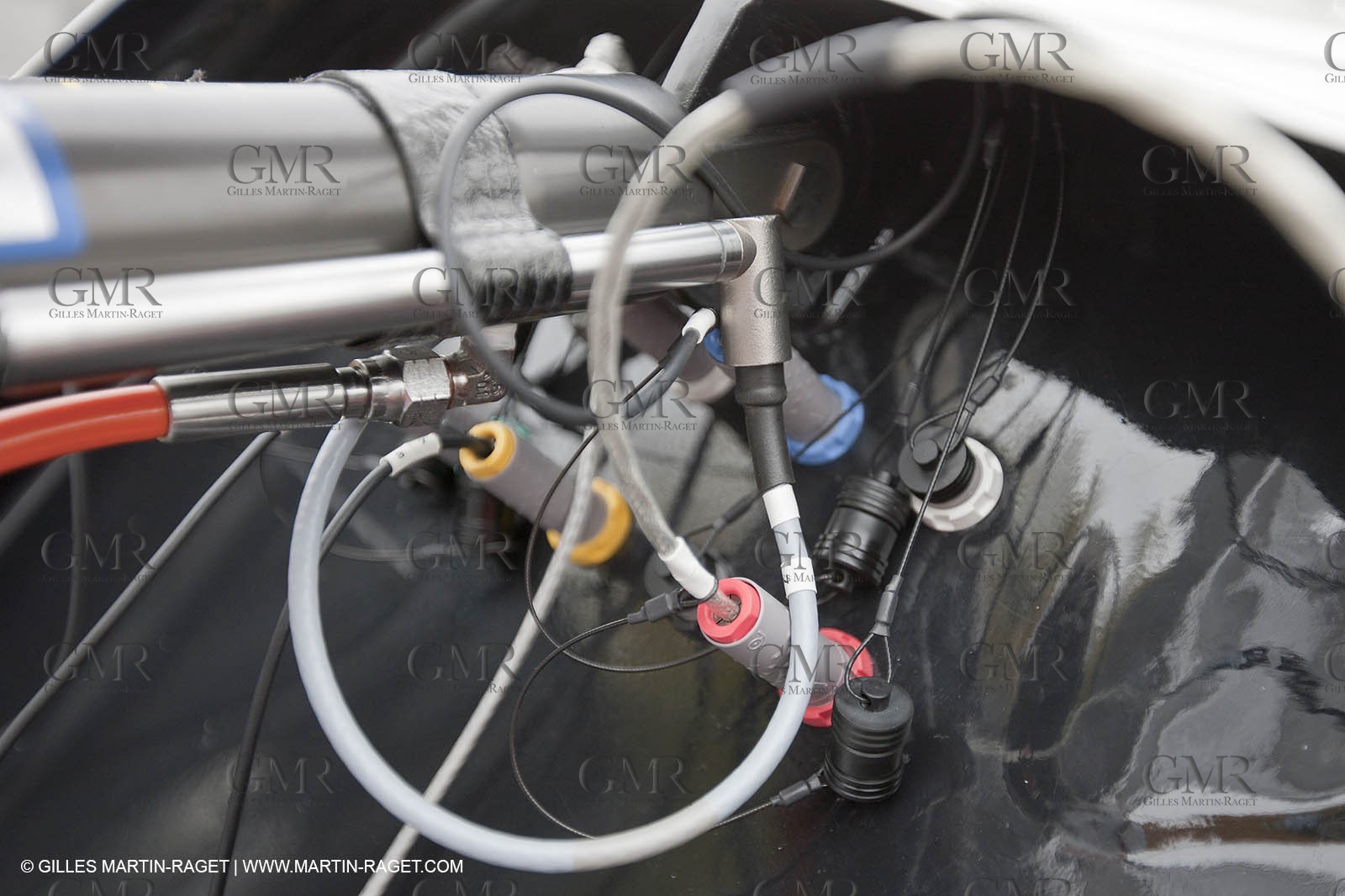 08 10 10 - St Sulpice (SUI) - Hydroptere.ch touches water